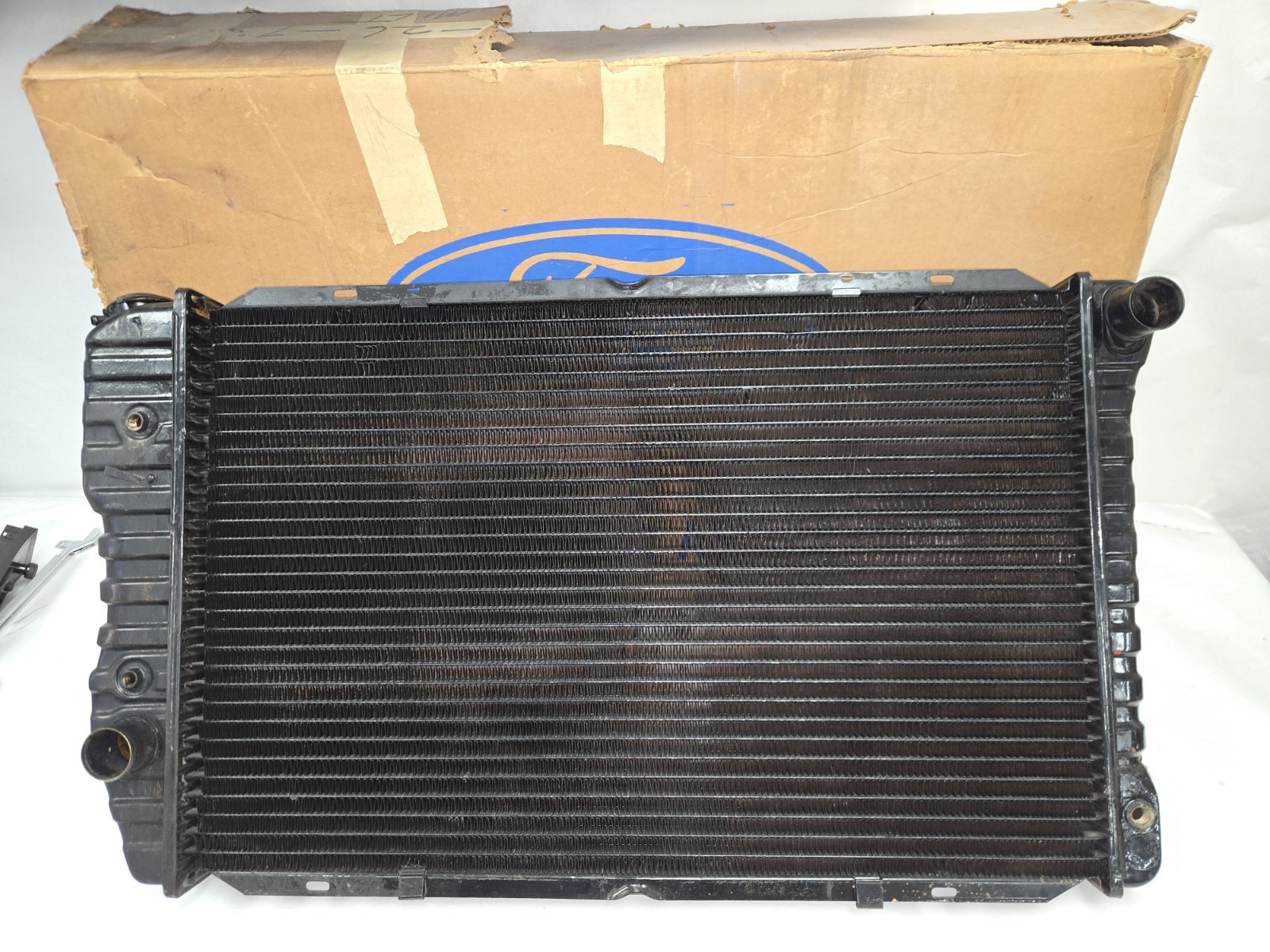 1973-79 Ford Grand Torino Heavy Duty Radiator 351 400 AC NOS OEM D30Z-8005-B 1973-79 Ford Grand Torino Heavy Duty Radiator 351 400 AC NOS OEM D30Z-8005-B