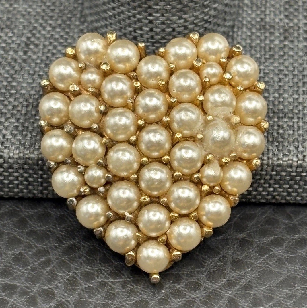 Vintage Signed Ciner 80s Gold Tone Faux Pearl Cluster Heart Brooch Pin
