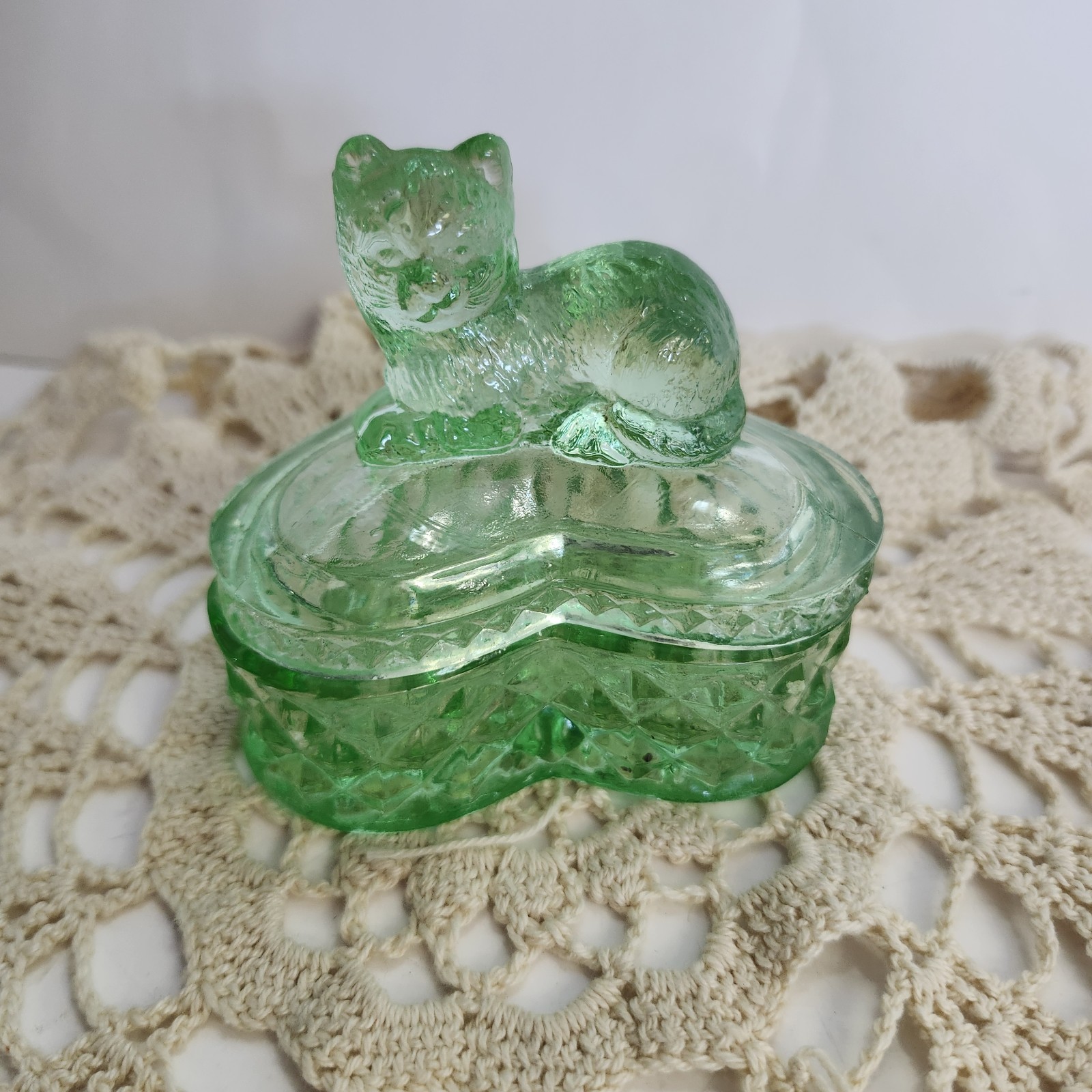 Rare Vtg Mosser Glass Trinket Box Cat Sitting on Diamond Pont Pattern Heart Rare Vtg Mosser Glass Trinket Box Cat Sitting on Diamond Pont Pattern Heart