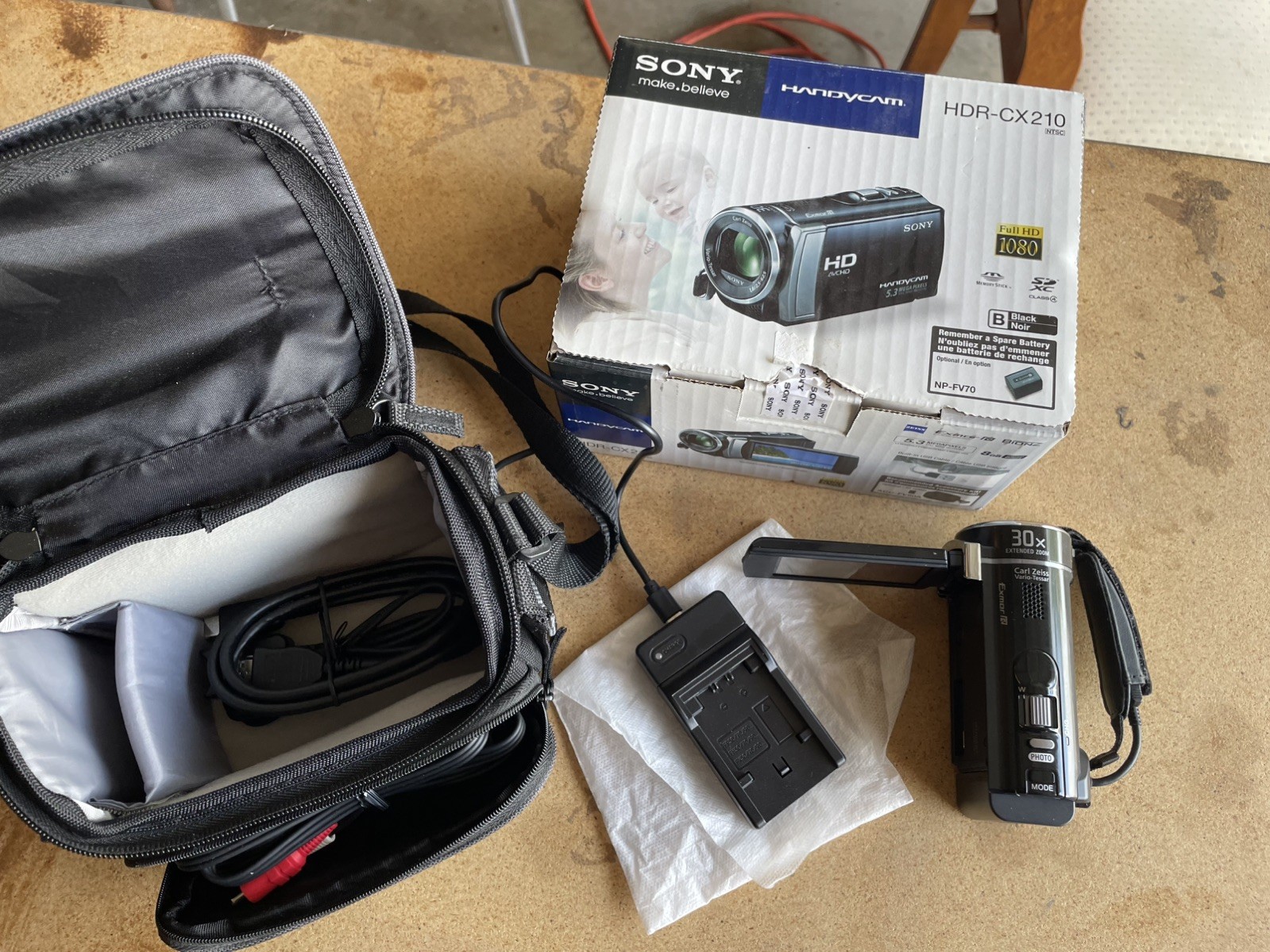 Sony Handycam HDR-CX210 Black Digital Video Camcorder 30x Zoom 5.3MP - w/ case.
