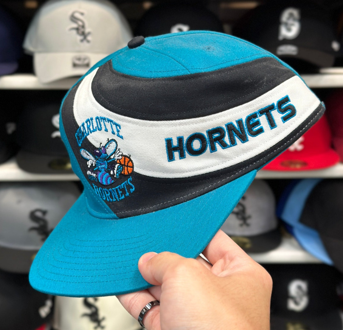 Charlotte Hornets Vintage Elongated Mitchell & Ness Snapback