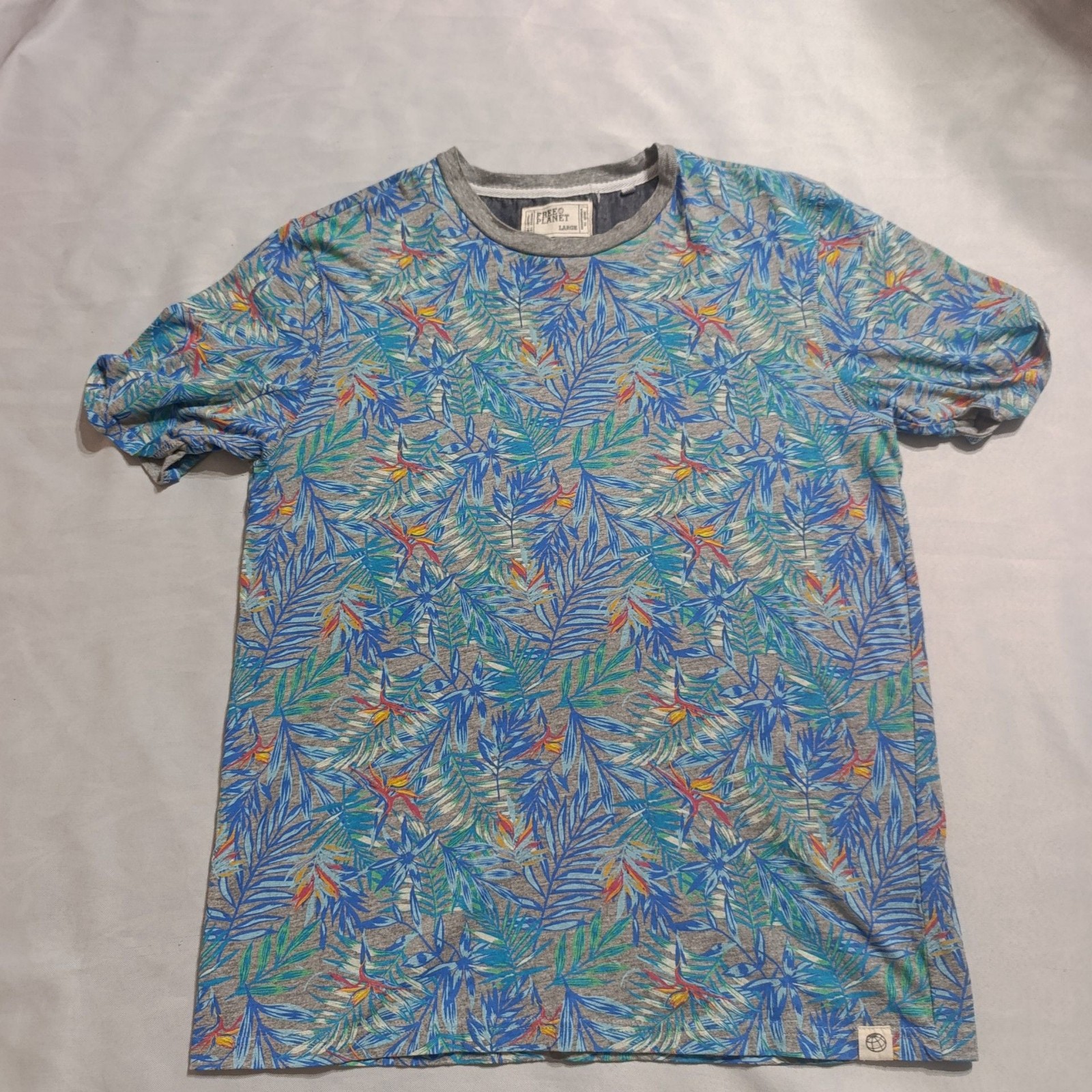 Free Planet T-Shirt Size Large Tropical Leaf Print