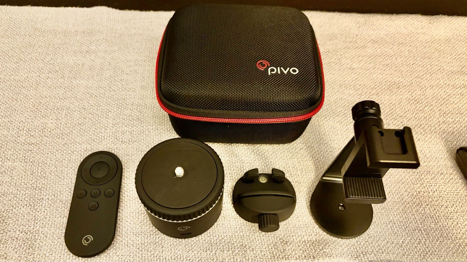 Pivo Pod Auto Face Tracking Phone Mount Smart Pod with Case Remote Black holder Pivo Pod Auto Face Tracking Phone Mount Smart Pod with Case Remote Black holder