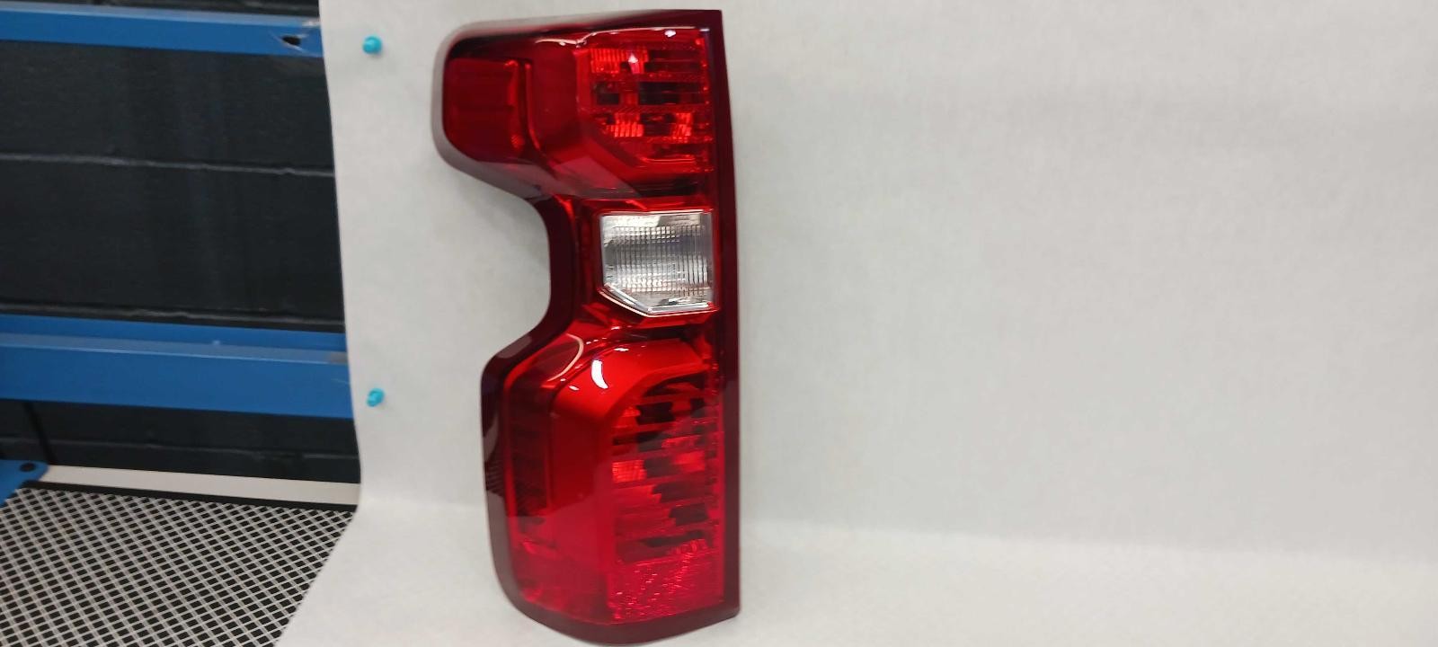 \'20-\'25 CHEVROLET SILVERADO 2500 Left driver Taillight incandescent OEM