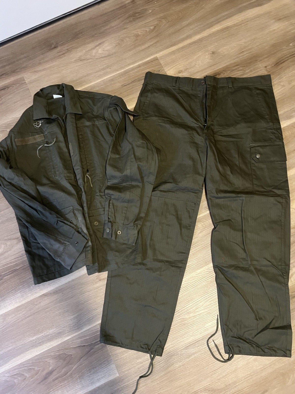 vintage WW2 style US Army green M43 jacket and pants uniform set.
