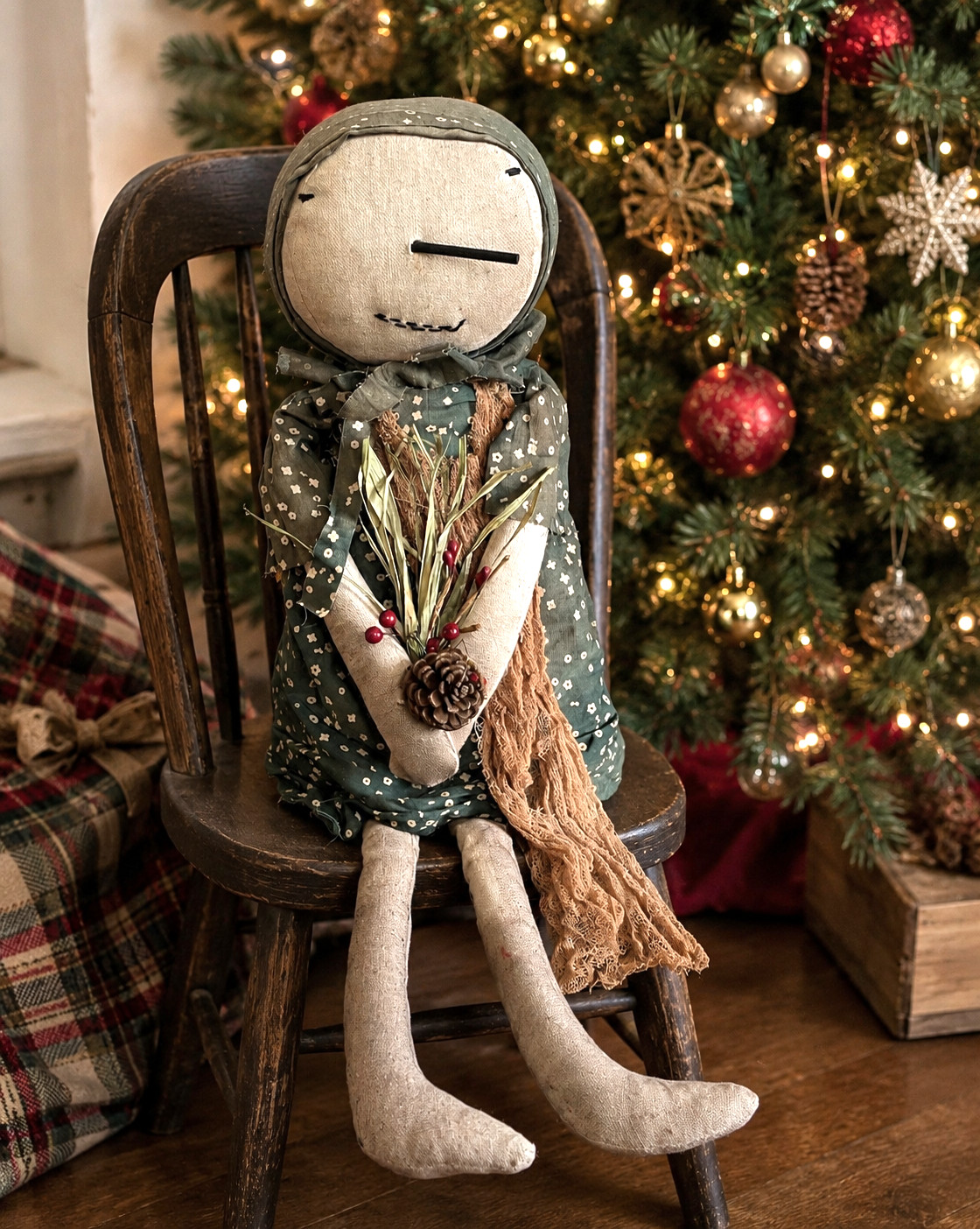 Handmade Primitive Folk Art \'Holiday Doll\' from the Hearthside Collection 22\