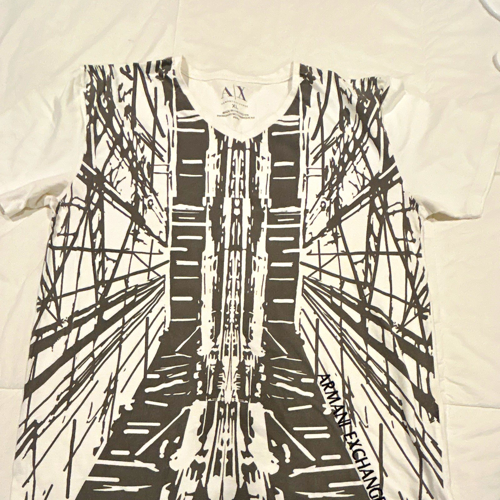A|X Armani Exchange Men\'s V-Neck Graphic T-Shirt White Black Size XL Urban Art A|X Armani Exchange Men\'s V-Neck Graphic T-Shirt White Black Size XL Urban Art