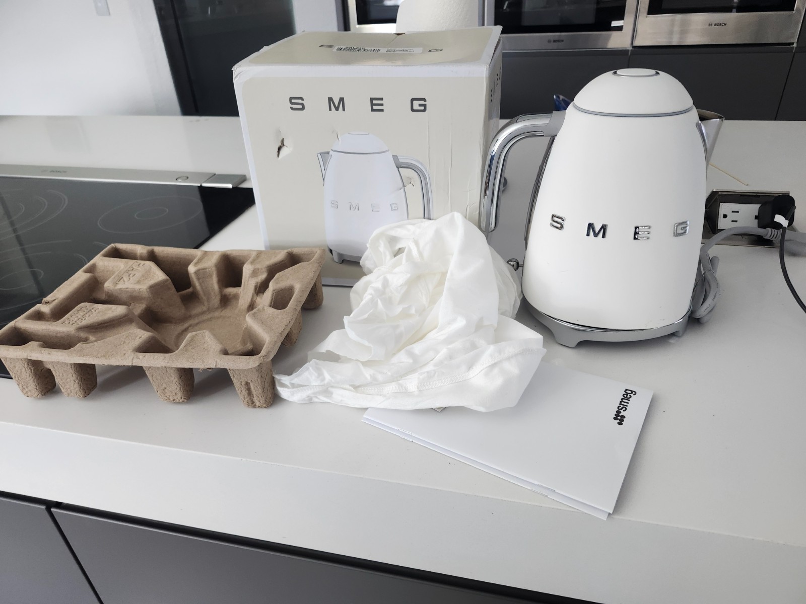 Smeg 50's Style Retro Electric Kettle, 7-cup KLF03WHMUS Matte White Smeg 50's Style Retro Electric Kettle, 7-cup KLF03WHMUS Matte White