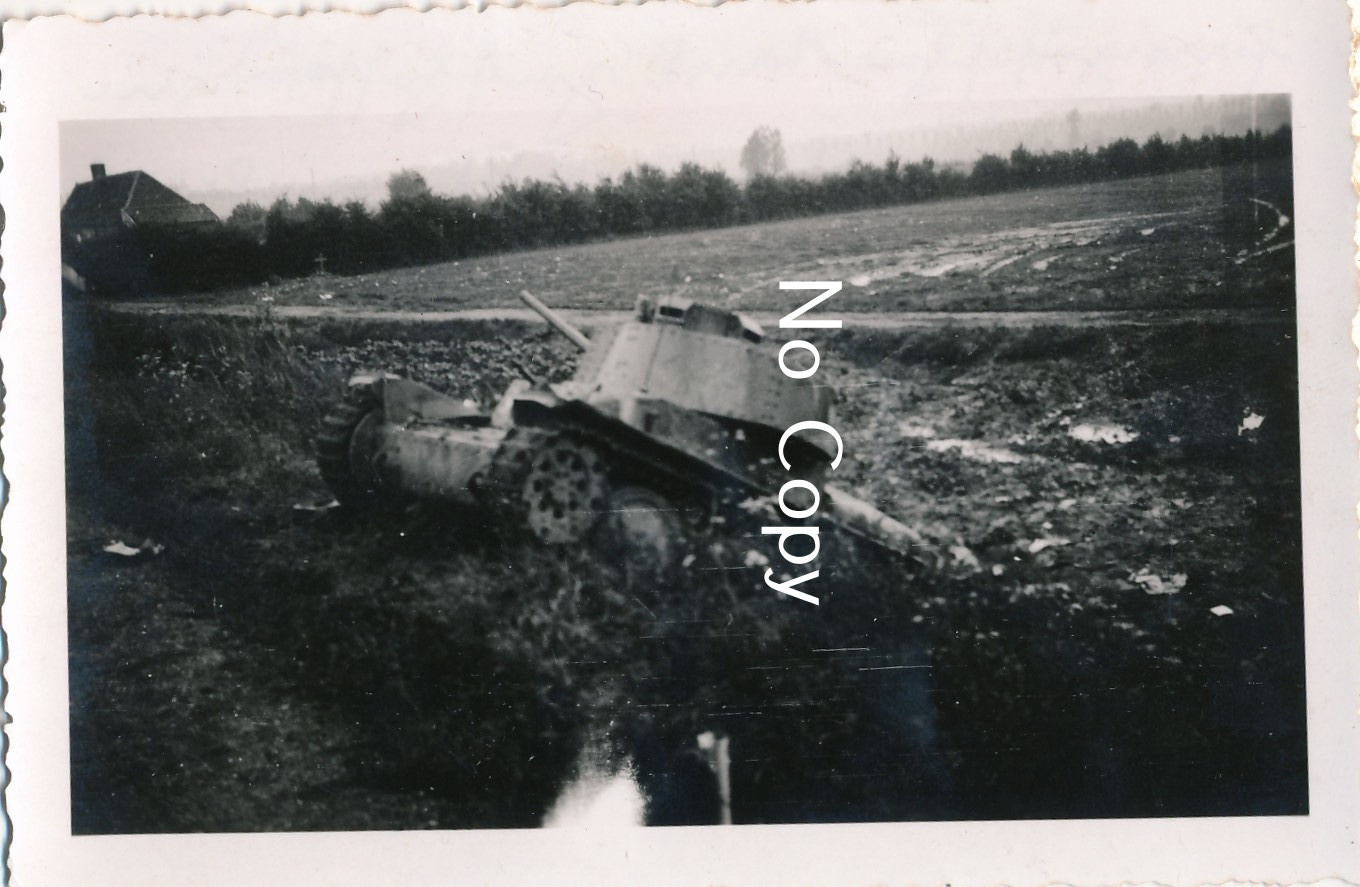 Photo WW2 France French Tank Stuck In Trench X197