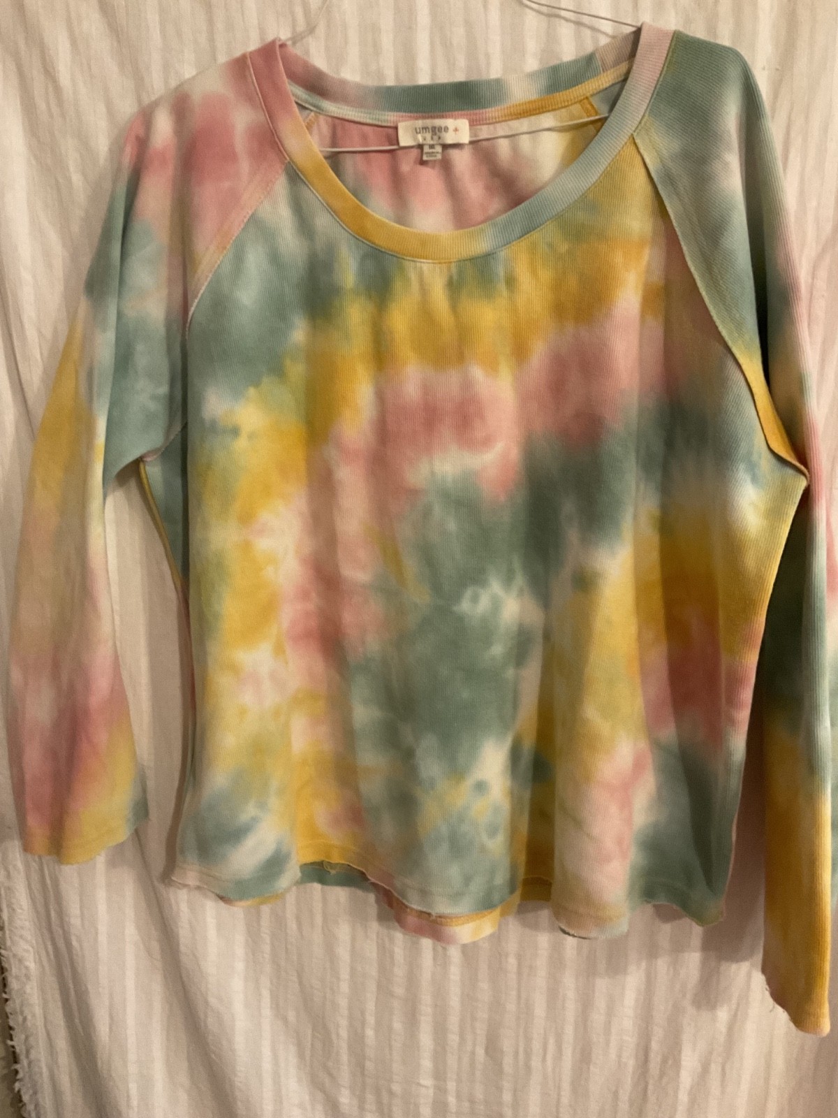 UMGEE 1XL. PASTEL TIE DYED RAGLAN TOP RAW HEMS