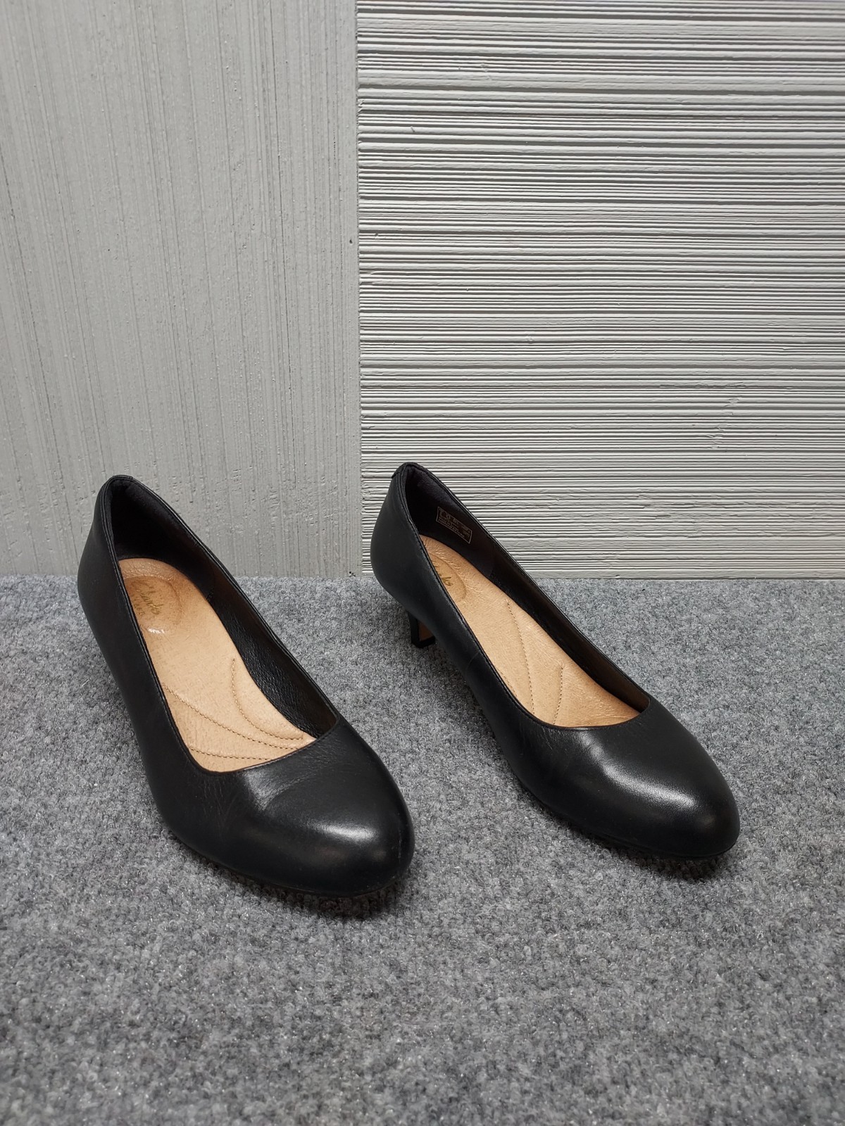 Clarks Artisan Women Leather 8.5M Black Kitten Heel Almond Toe Comfort Career