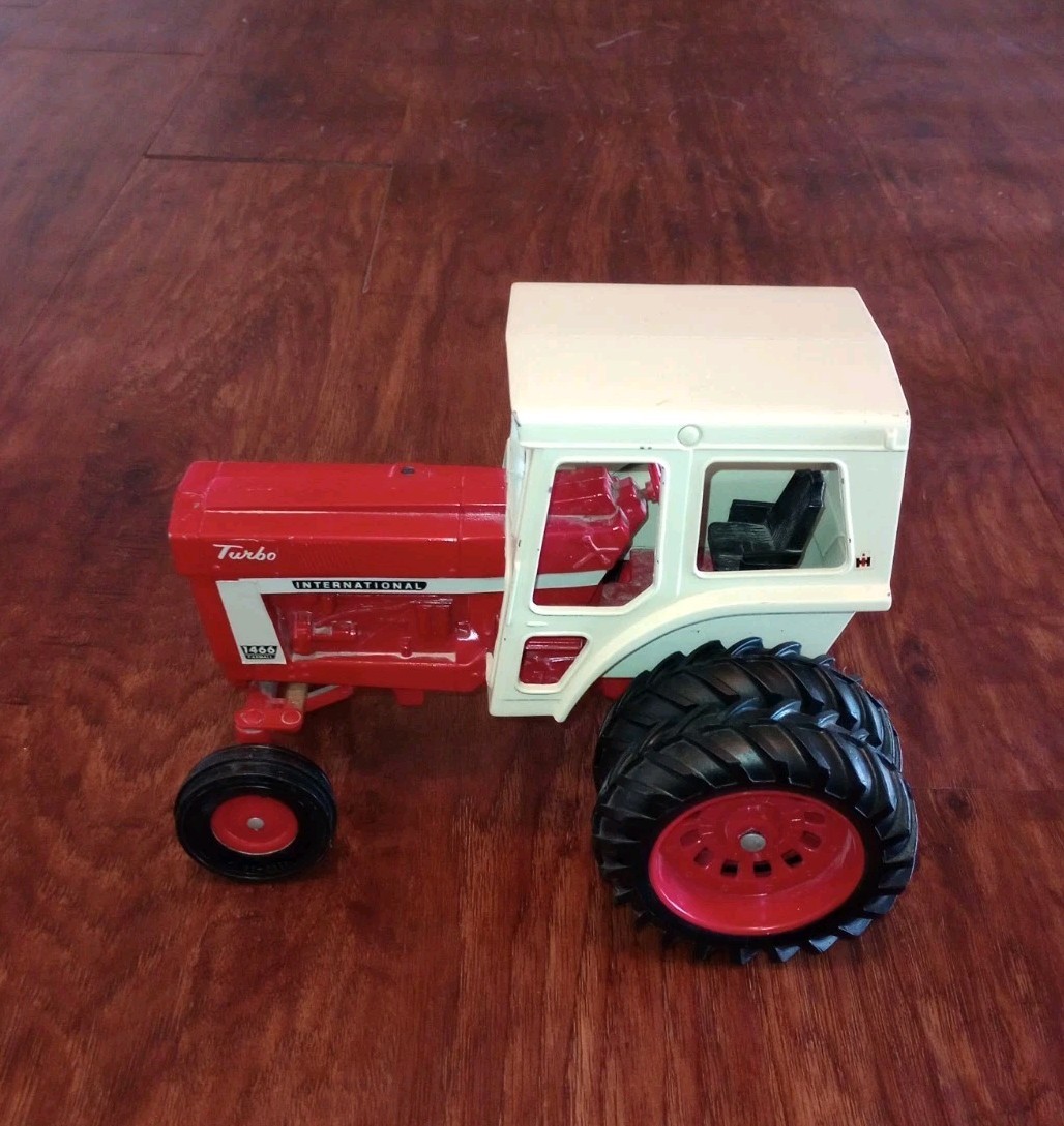 Vintage 1970 Ertl 1/16 Scale International Turbo 1466 Farmall Tractor Farm Toy