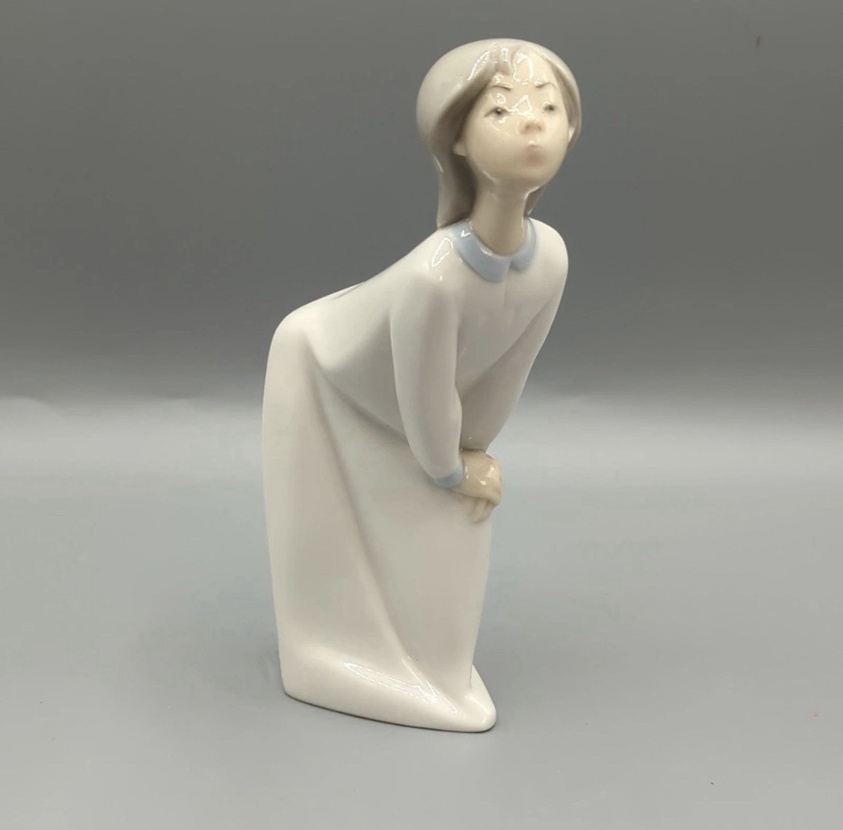 LLadro Girl Blowing Kiss Glazed Porcelain Figurine #4873 Retired 1997