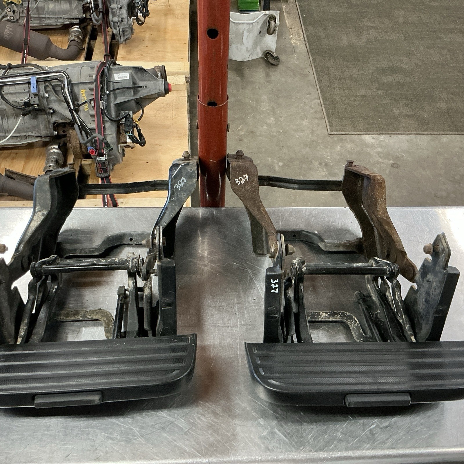 11-14 FORD F150 DRIVER & PASSENGER RETRACTABLE BED SIDE STEP W/ FRAME BRACKETS 11-14 FORD F150 DRIVER & PASSENGER RETRACTABLE BED SIDE STEP W/ FRAME BRACKETS