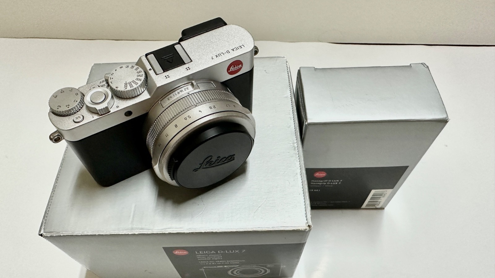 Leica D-Lux 7 Chrome Full Box + Leica Grip 19541 + Extras