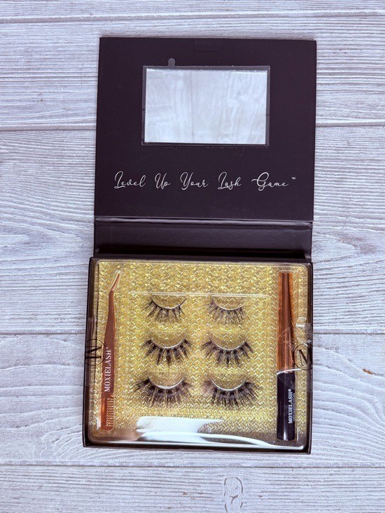 New In Box Moxie Lash dramatic Kit 3 Pairs Reusable Magnetic Lashes and eyeliner New In Box Moxie Lash dramatic Kit 3 Pairs Reusable Magnetic Lashes and eyeliner