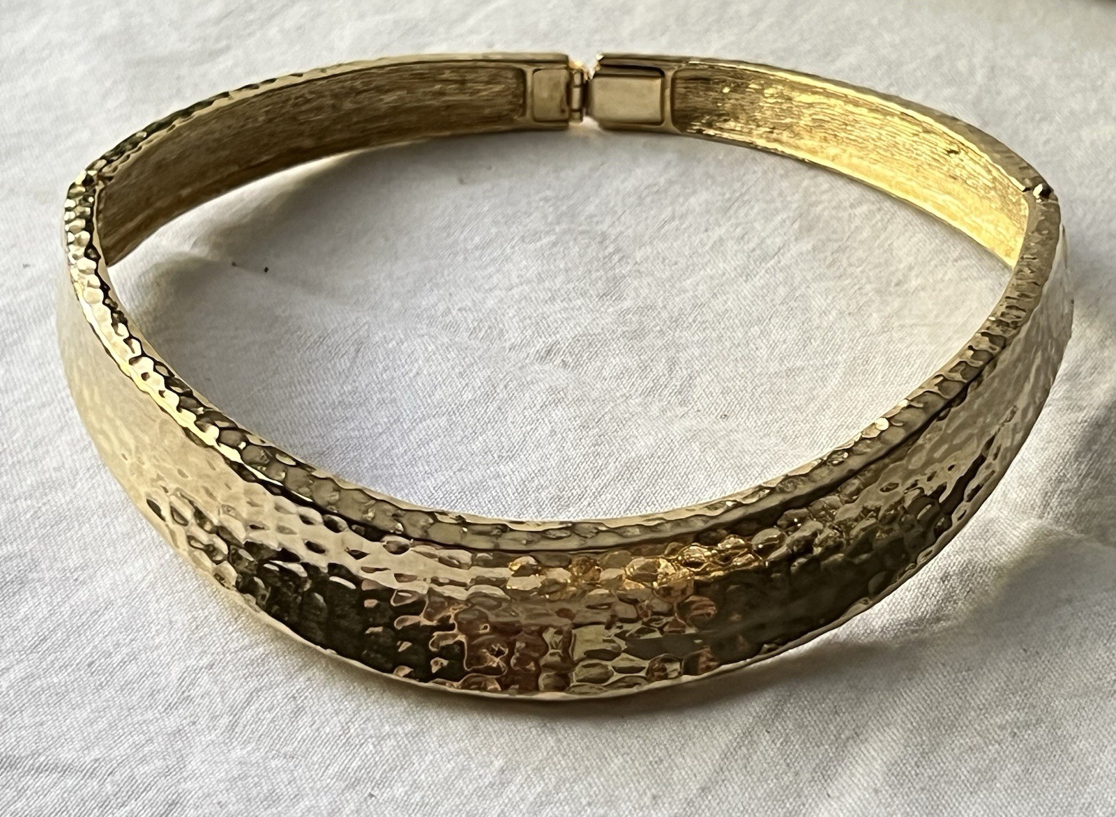 Estate VTG Hammered Gold Tone Hinged Torque Choker Necklace, Very Small ~13”