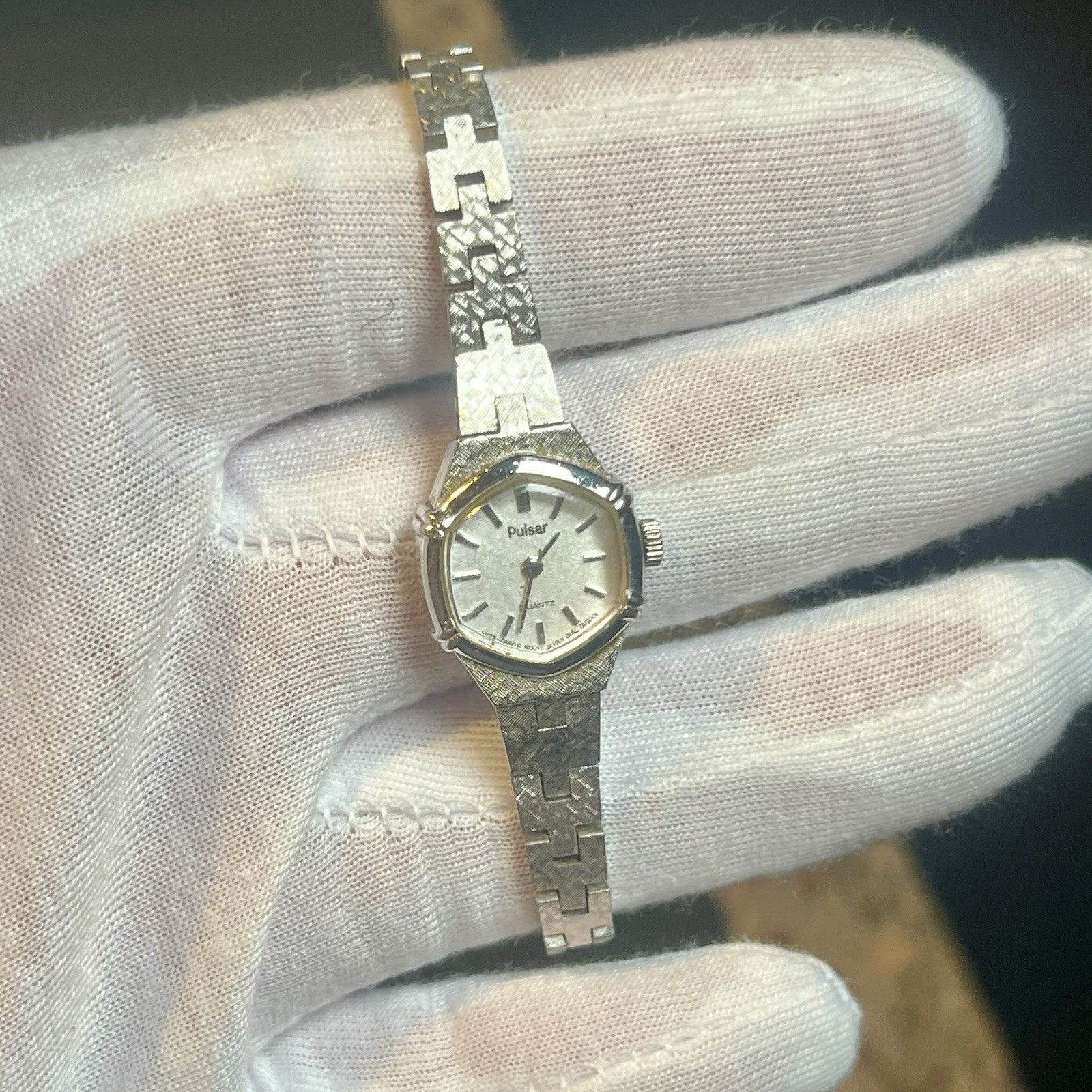 Vintage *Rare* 1980’s Oval Thin Pulsar Silver Tone Y432-5320 Petite Watch