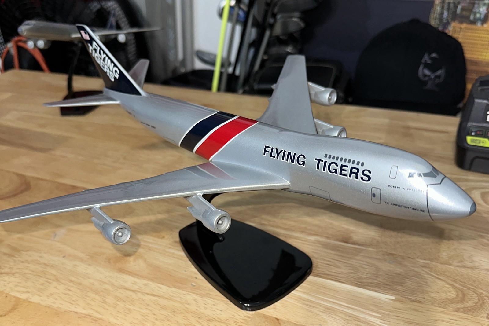 Vintage 1970’s Boeing 747 200F N806FT FLYING TIGERS Desktop Airplane Model 1:200