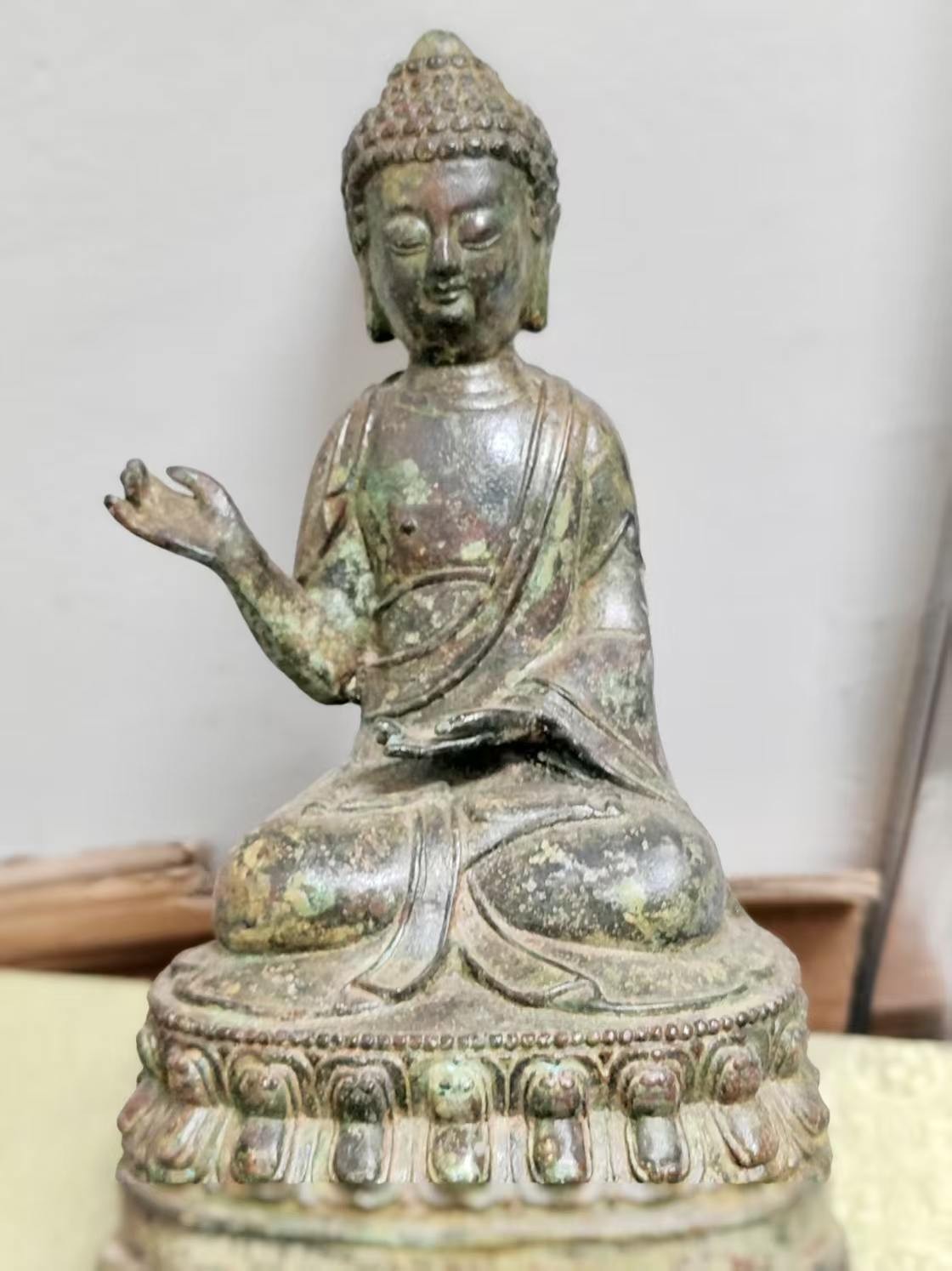 Antique Chinese pure copper bronze engraved Shakyamuni Buddha preaching statue