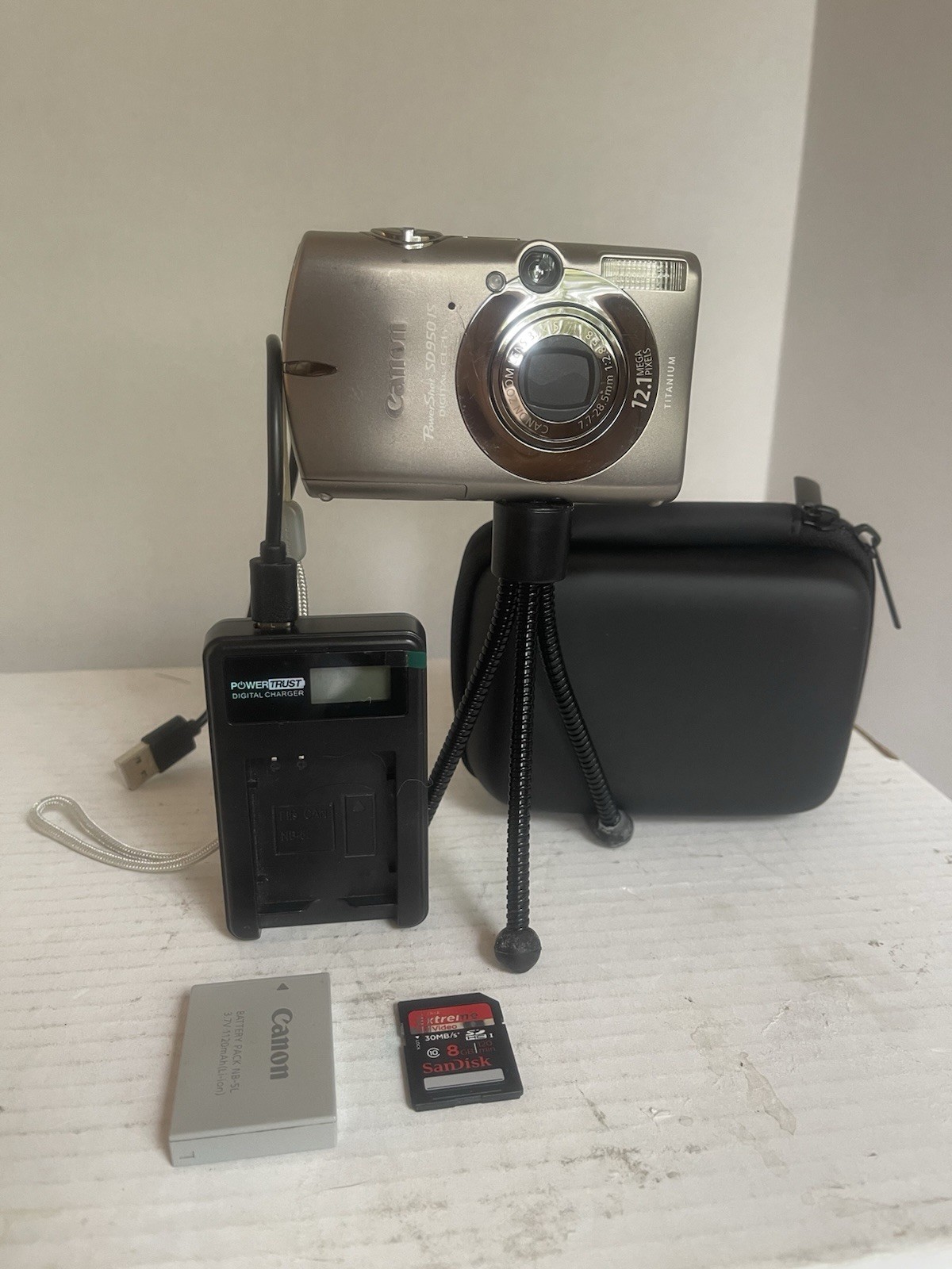 Canon PowerShot SD950 IS Digital ELPH 12.1MP Titanium 3.7x Zoom+Charger+8GB NICE Canon PowerShot SD950 IS Digital ELPH 12.1MP Titanium 3.7x Zoom+Charger+8GB NICE
