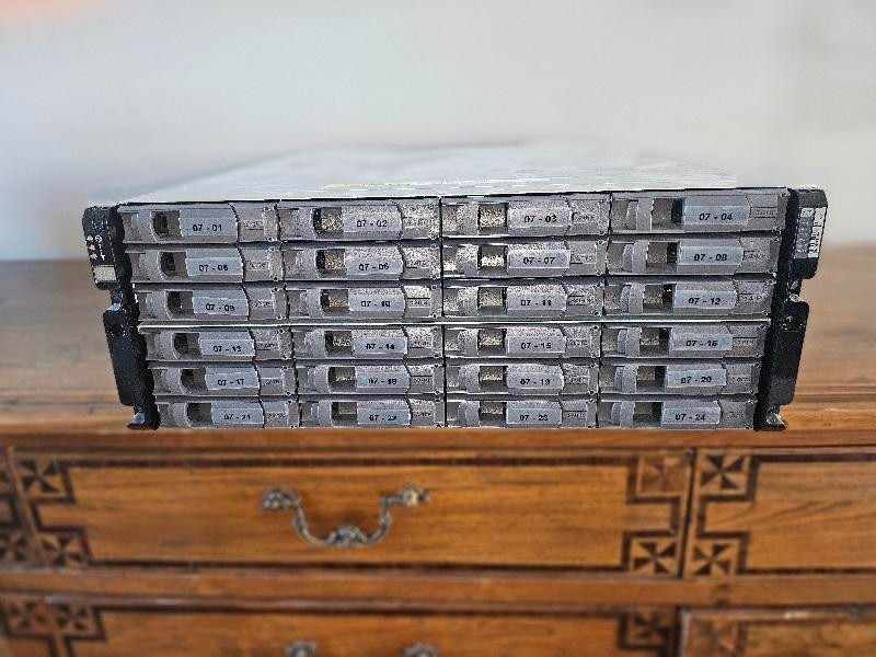 NetApp DS4246 24 x 3.5 Caddy Bay 2 x IOM6, 2 x Power Brick included, No HDD