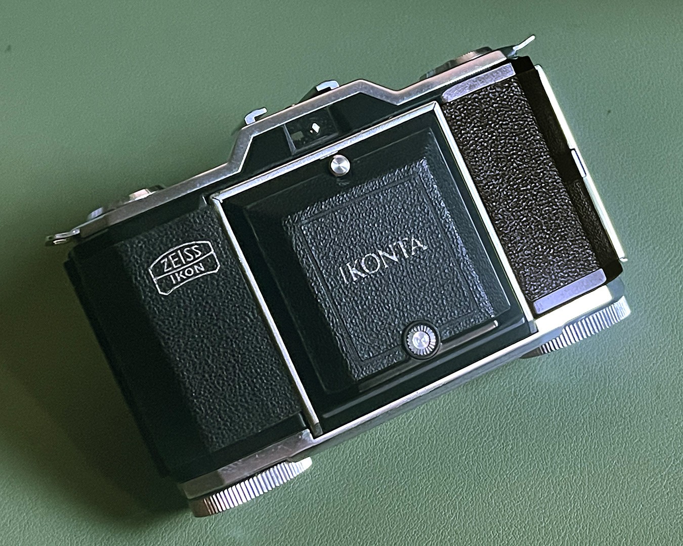Zeiss Ikon Ikonta 522/24 35mm Camera • Novar 45mm f3.5 • MUSEUM MINT One Owner