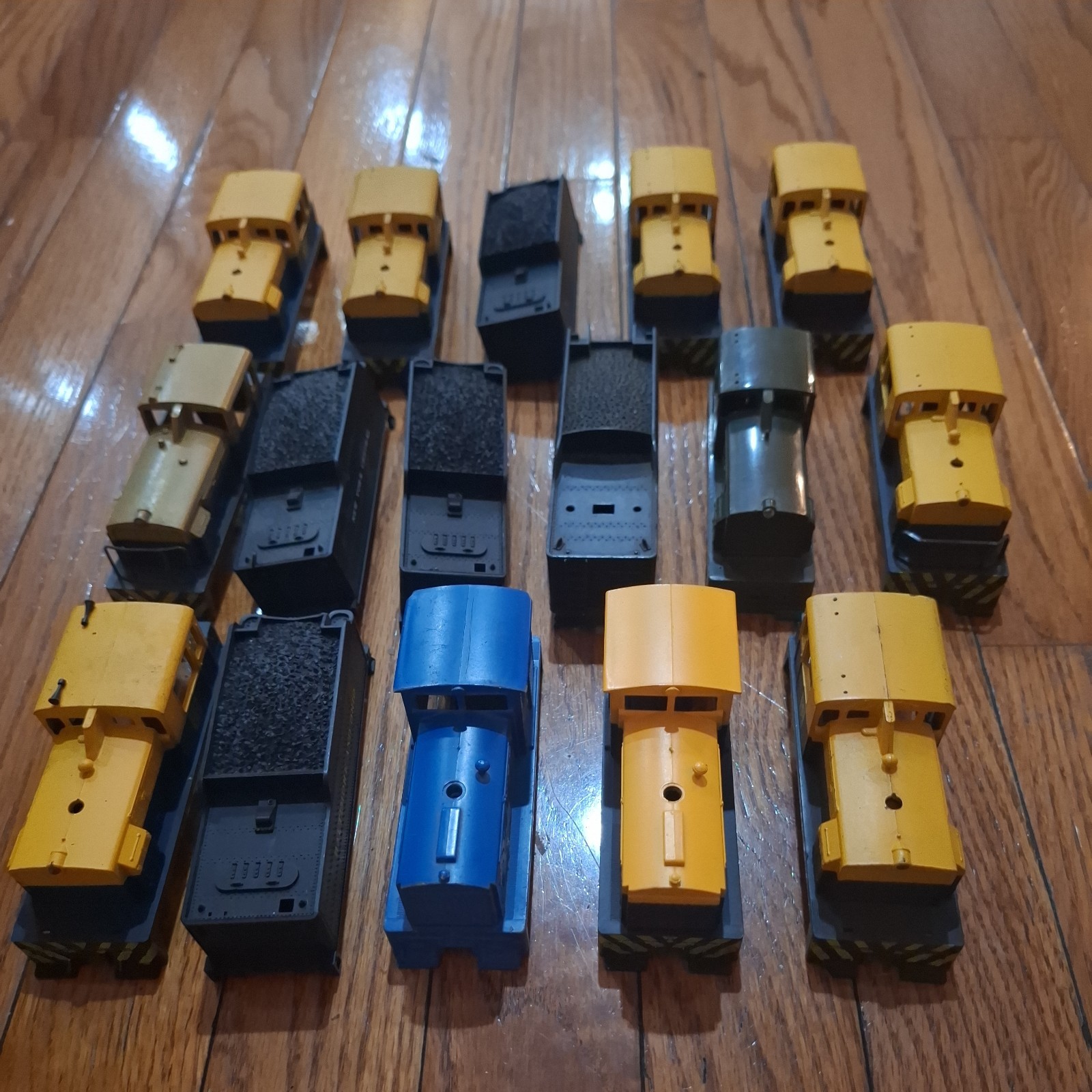 Lot of 16 Vintage HO Scale Switcher Locomotive Bodies Shells Lot of 16 Vintage HO Scale Switcher Locomotive Bodies Shells
