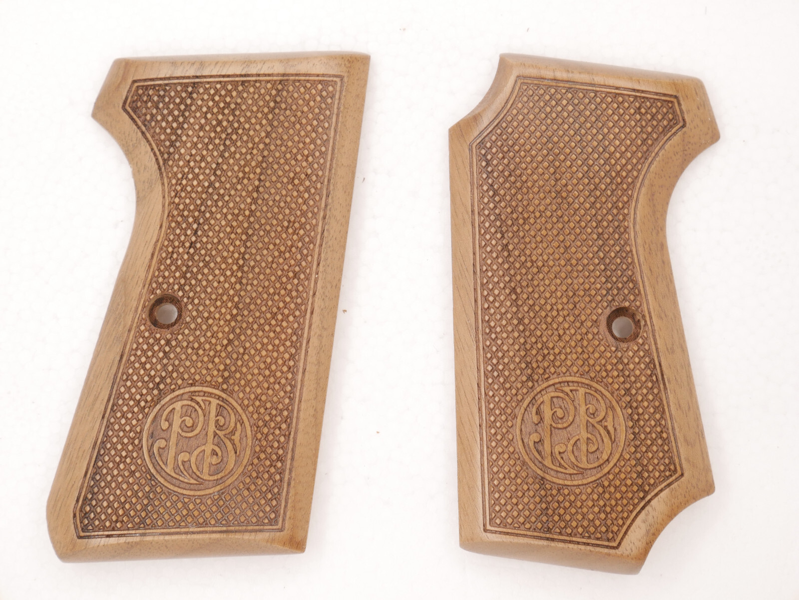 CUSTOM MADE BERETTA 1934/1935 7.65mm 32 ACP WALNUT GRIPS CUSTOM MADE BERETTA 1934/1935 7.65mm 32 ACP WALNUT GRIPS