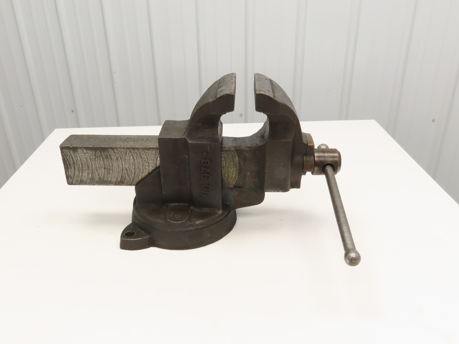Charles Parker Model 976 Swiveling Bench Vise 6\