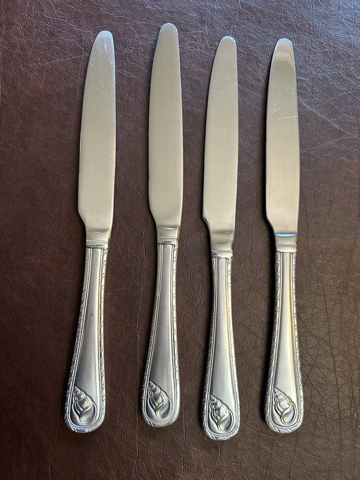 Towle Antigua Set of 4 Dinner Knives Stainless Steel Silver Glossy Finish Towle Antigua Set of 4 Dinner Knives Stainless Steel Silver Glossy Finish