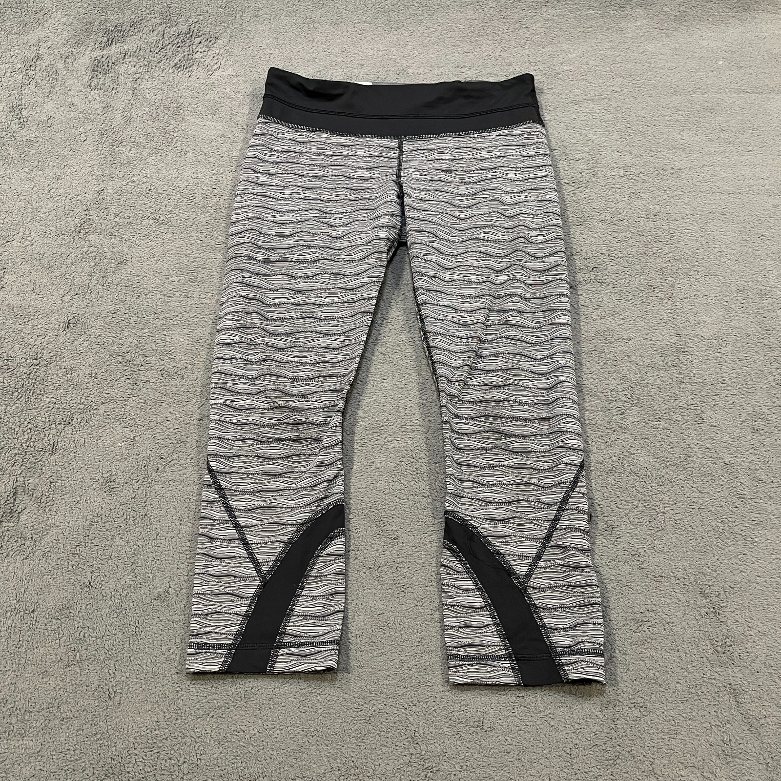 Lululemon Inspire Crop Grey Black Wave Stripe Running Leggings Women\'s Size 6