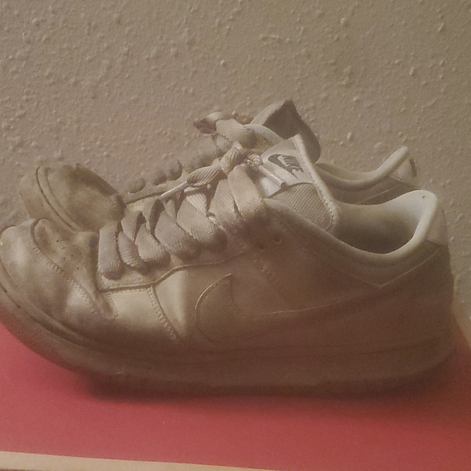 Nike Men’s Beige Low Top Lace Up Sneakers Solid Pattern Rubber Sole