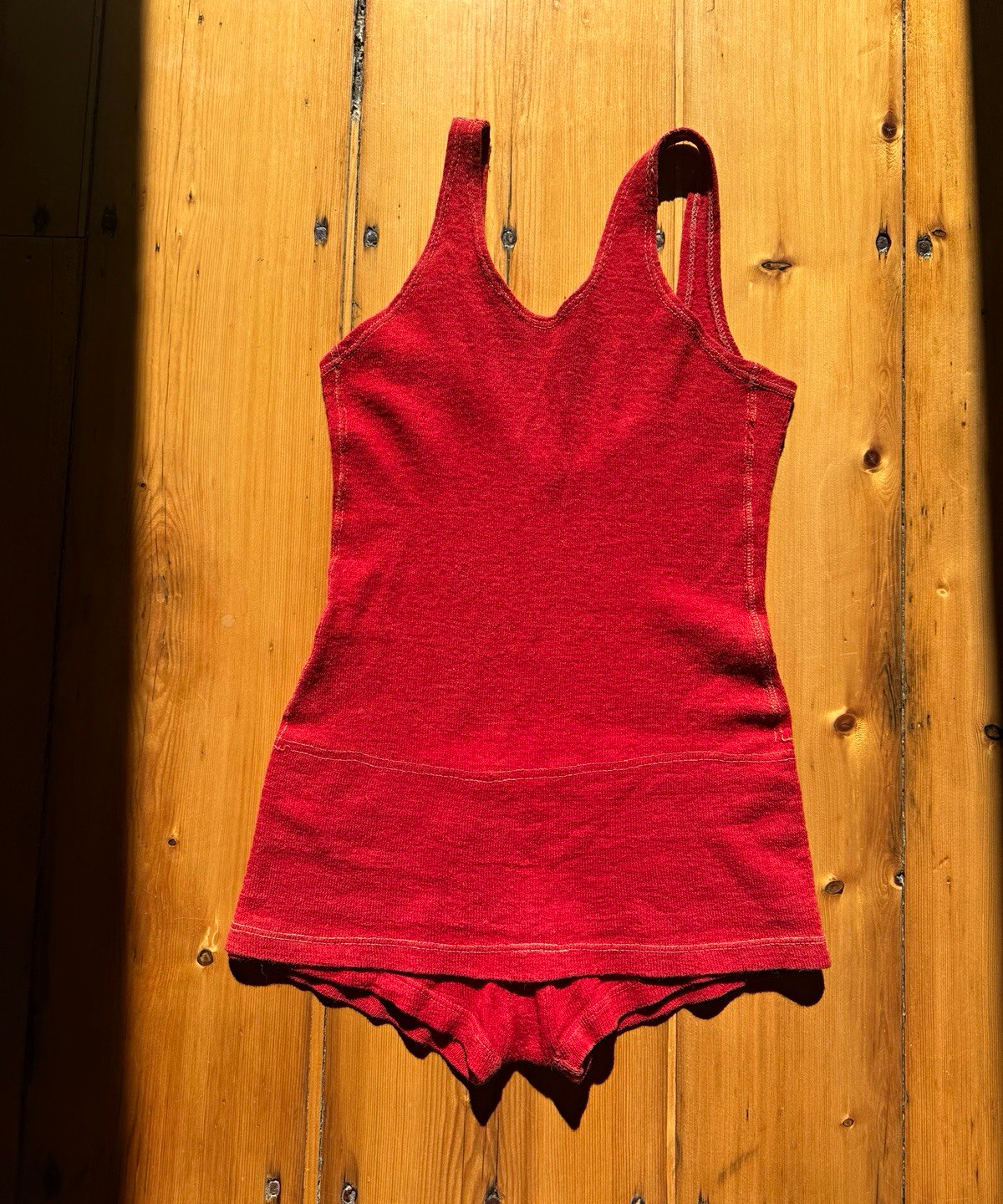 Antique/Vintage 1930s Women\'s wool Red One-Piece Swimsuit Sportswear/Beach Look Antique/Vintage 1930s Women\'s wool Red One-Piece Swimsuit Sportswear/Beach Look