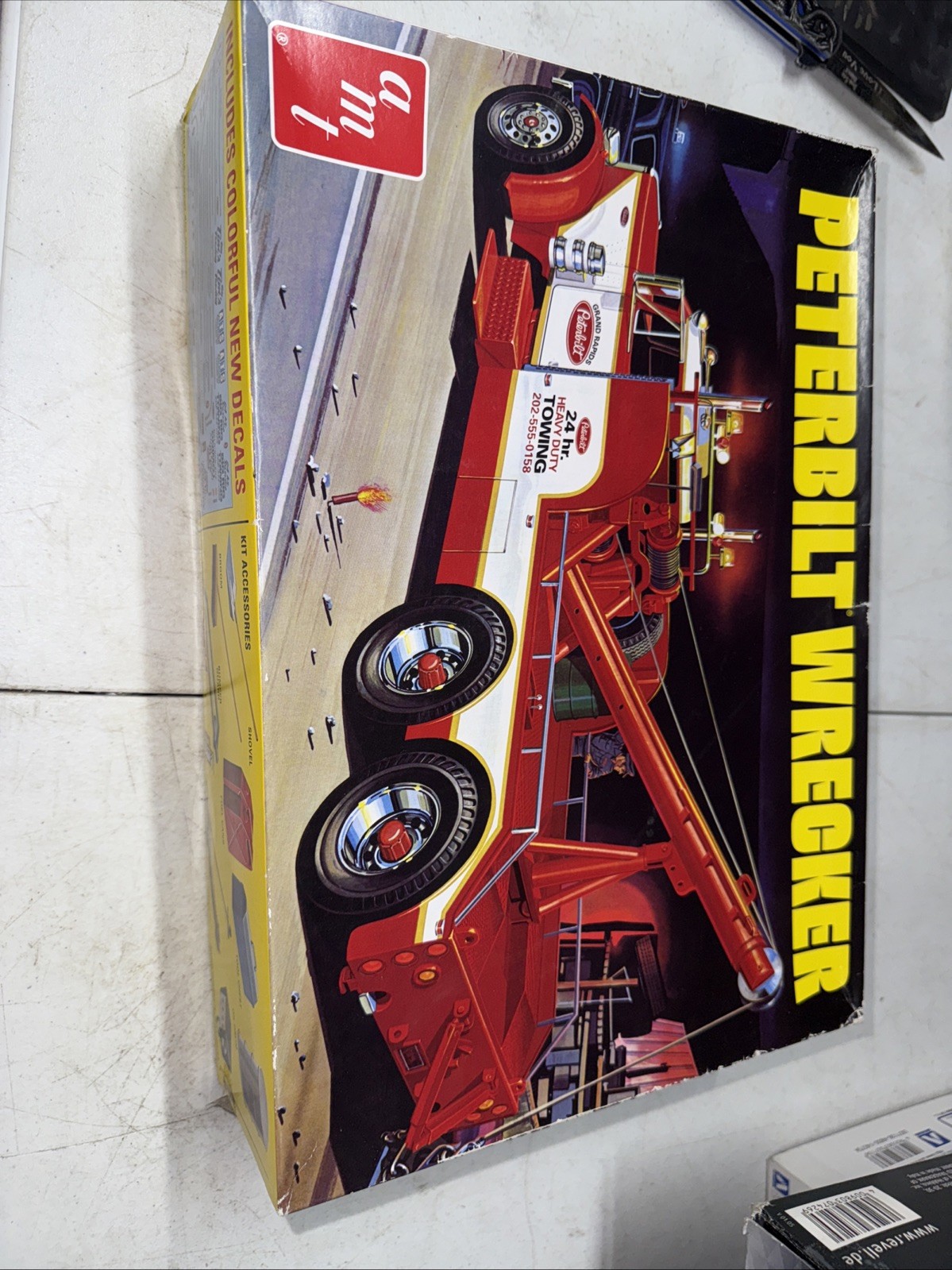 SKILL 3 MODEL KIT PETERBILT WRECKER TOW TRUCK 1/25 BY AMT AMT1133 NEW