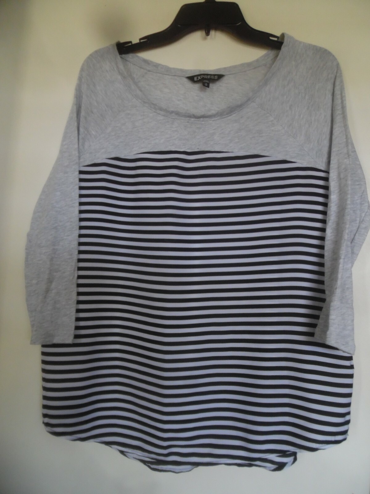 Express Women\'s Top Size M Black White Striped  3/4 Sleeve Hi Lo 