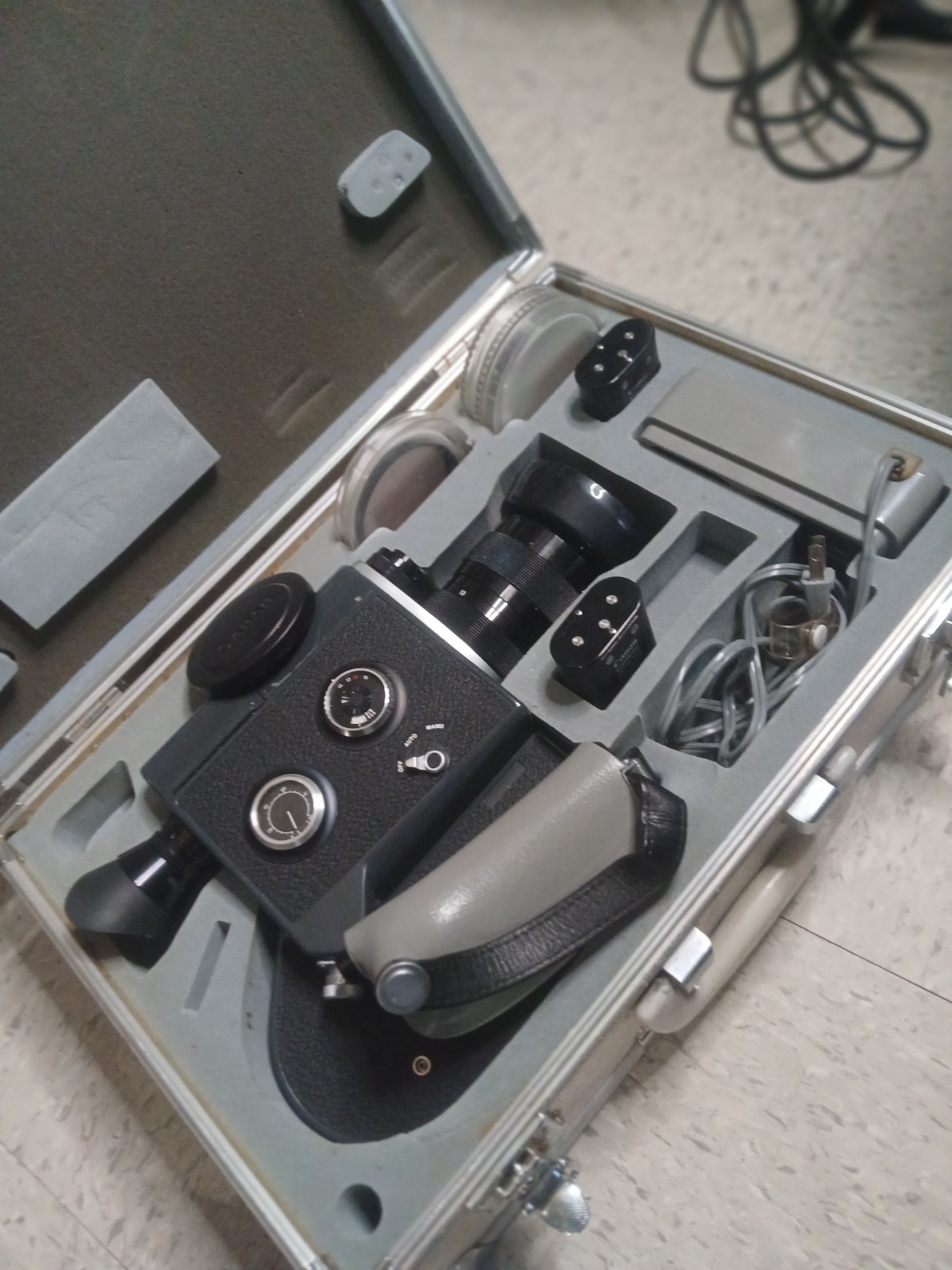 Canon Scoopic 16mm Cine Camera WORKING + 2 Batteries, Charger, Case, & 3 Filters
