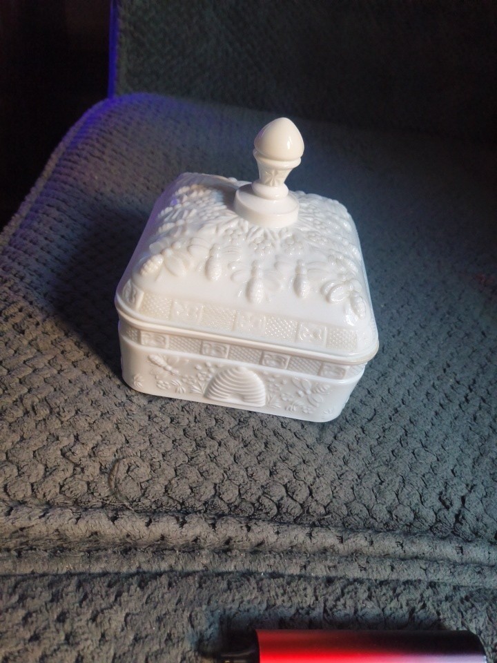 Indiana Tiara Vintage Milk Glass Honey Bee Box Rare Collectible