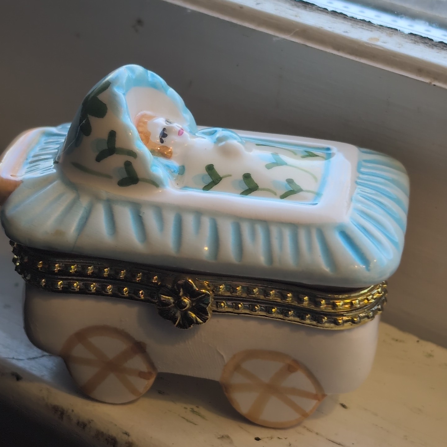 Limoges France Peint Main Baby Carriage Vtg Trinket Pill Ring Box Porcelain Gold