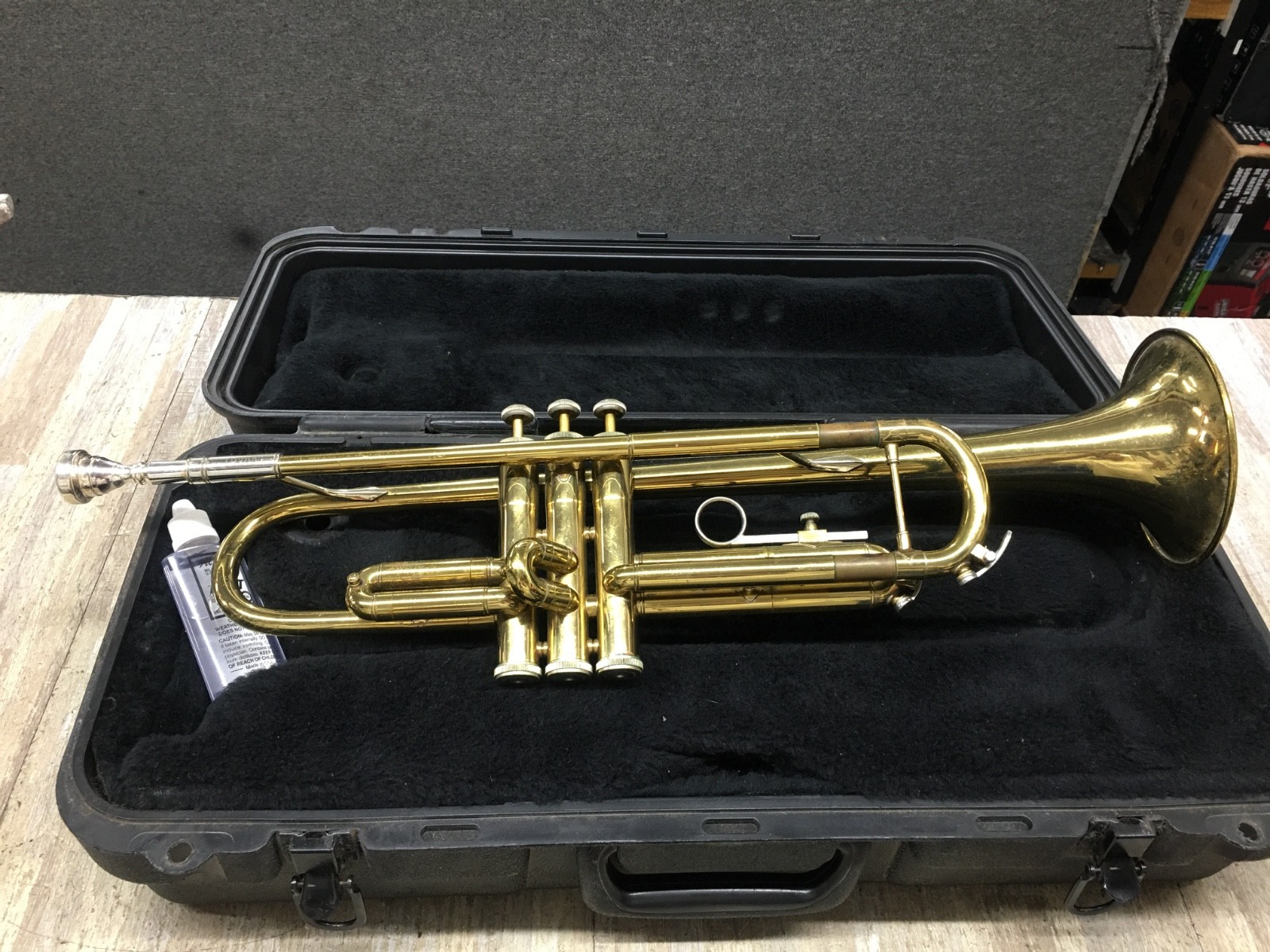 Bach TR300 Bb Beginner/Student Trumpet W/ CARRY CASE