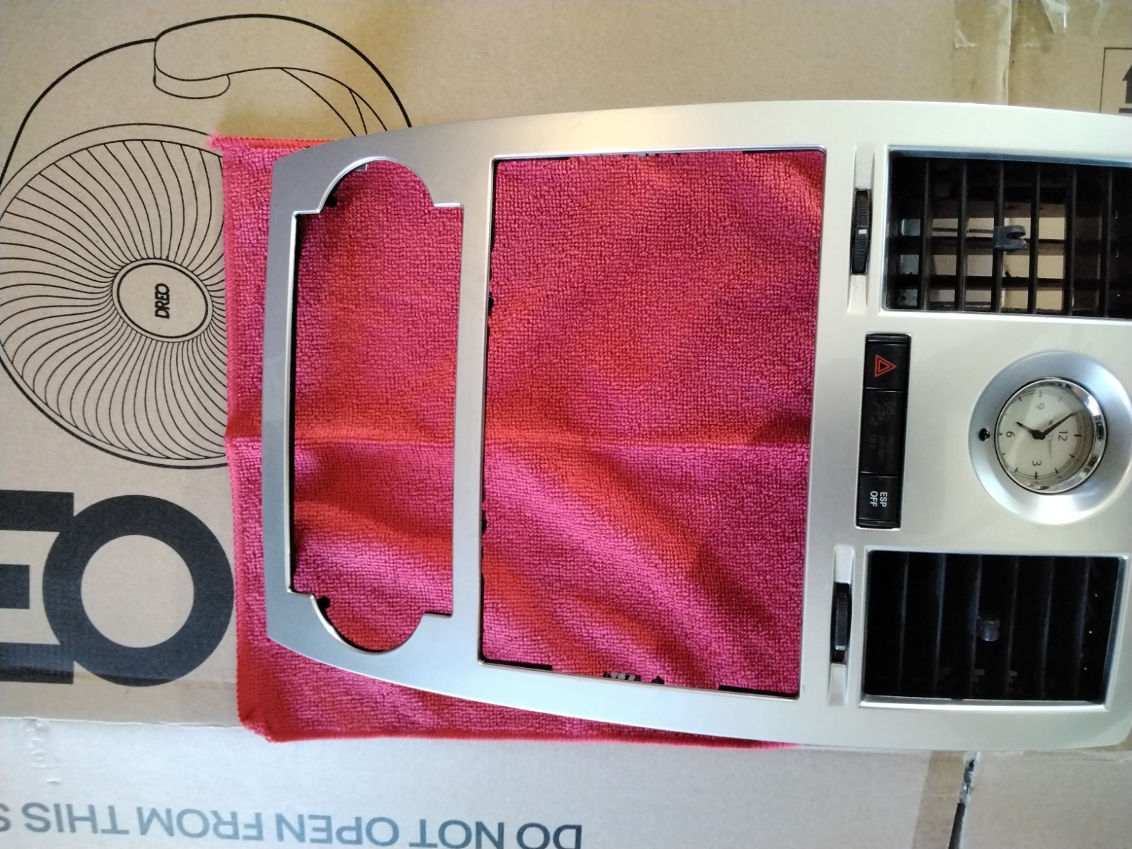 2005-2007 Chrysler 300 Dash Bezel Control Radio OEM