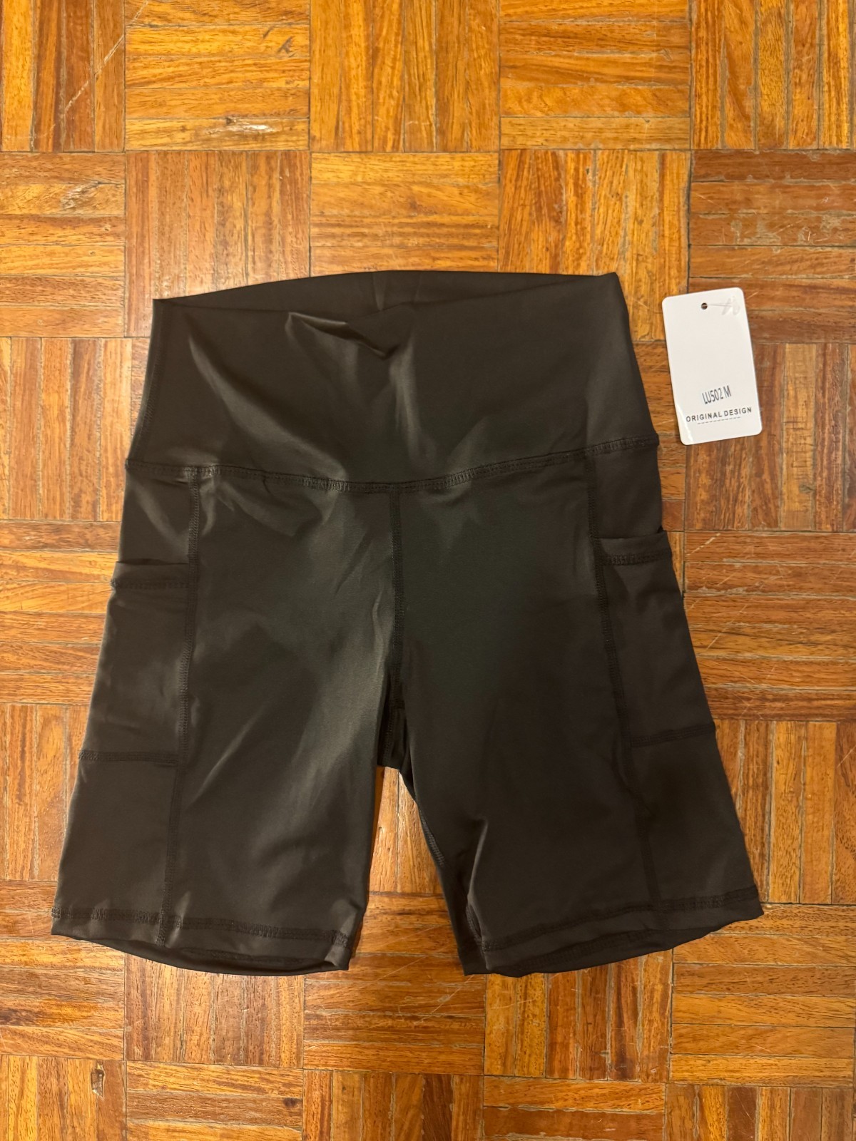 LULULEMON SHORTS WITH SIDE POCKETS ORIGINAL DESIGN WOMENS SIZE M