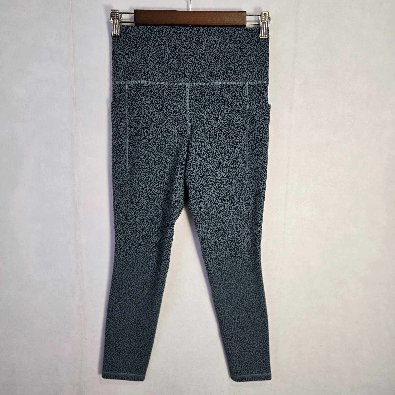 Athleta Salutation Stash II Textured Tight 7/8 Leggings Cheetah Print Pockets