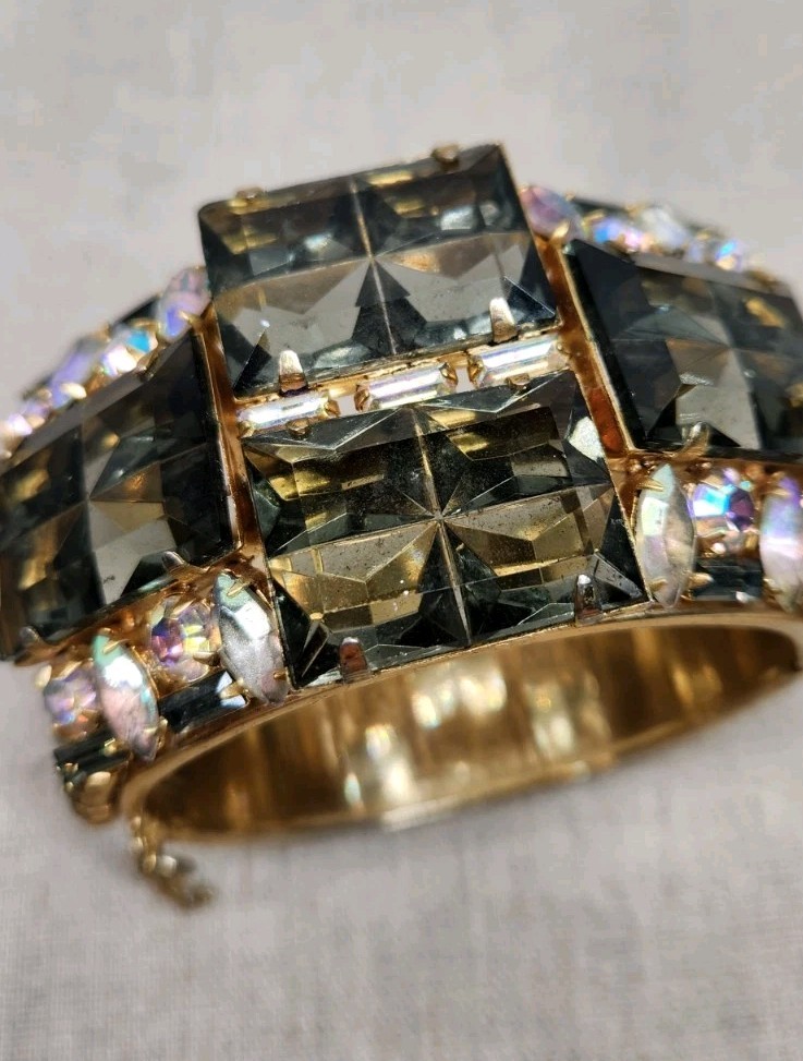 Stunning Vintage Goldtone Unsigned Alice Caviness Huge Rhinestone Cuff Bracelet Stunning Vintage Goldtone Unsigned Alice Caviness Huge Rhinestone Cuff Bracelet
