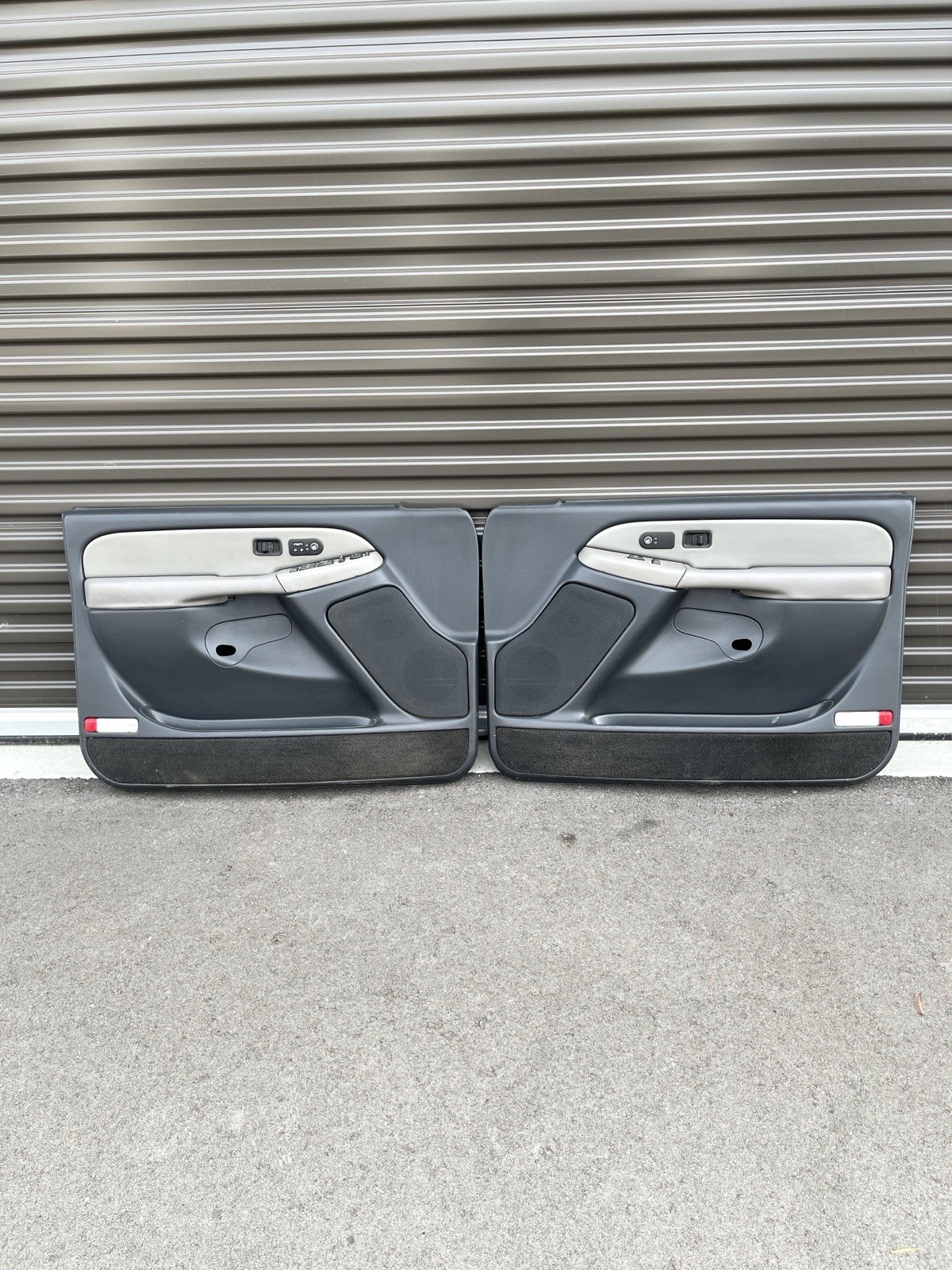 99-02 Chevrolet GMC Tahoe Yukon Silverado Sierra Door Panels Tan/Gray OEM 99-02 Chevrolet GMC Tahoe Yukon Silverado Sierra Door Panels Tan/Gray OEM