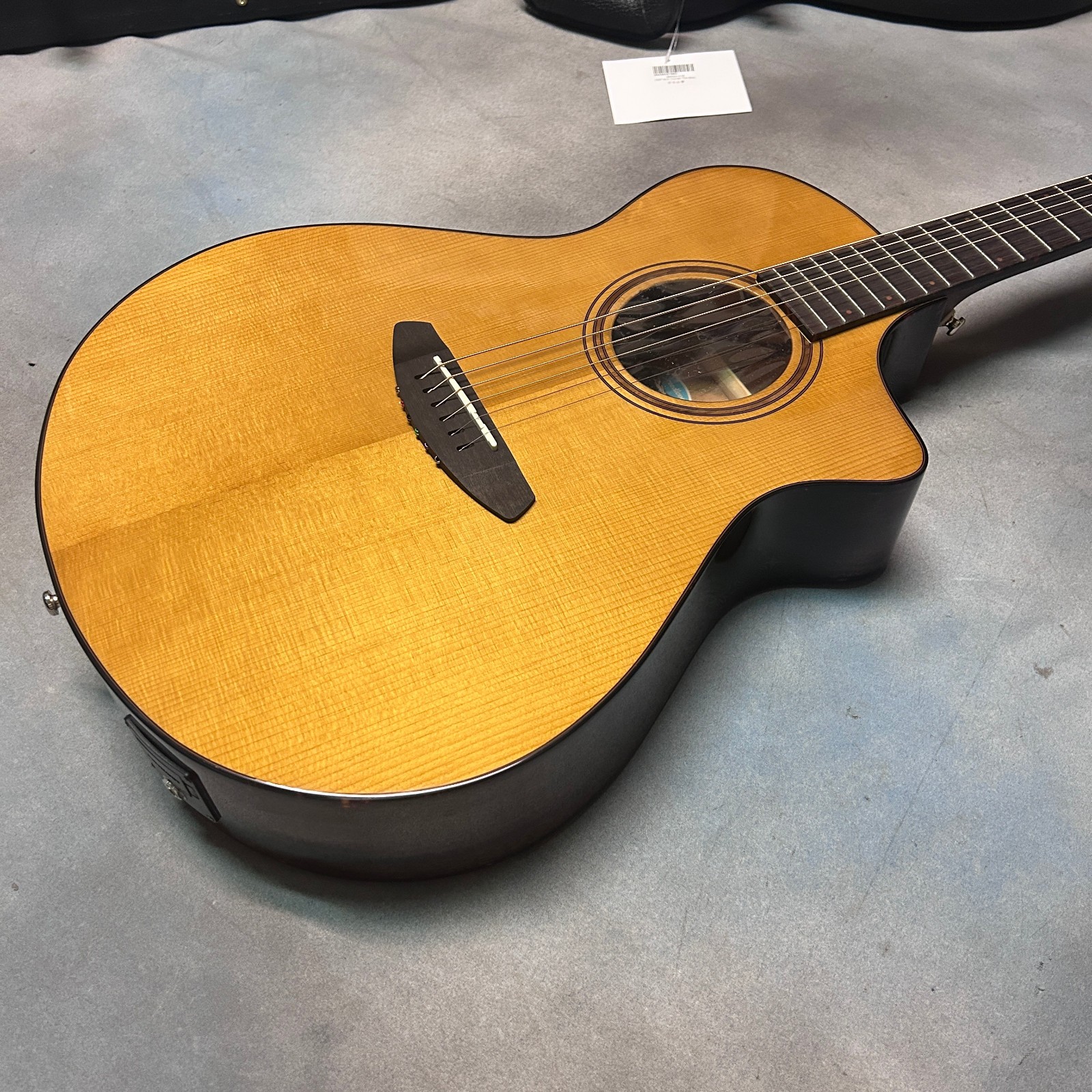 Breedlove Performer Pro Concert Thinline A CE Acoustic-Electric Spruce-Mahogany Breedlove Performer Pro Concert Thinline A CE Acoustic-Electric Spruce-Mahogany