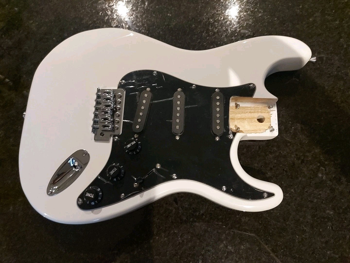 NEW LOADED STRAT BODY STRATOCASTER WHITE W/ BLACK PICKGUARD. FAST SHIPPING NICE