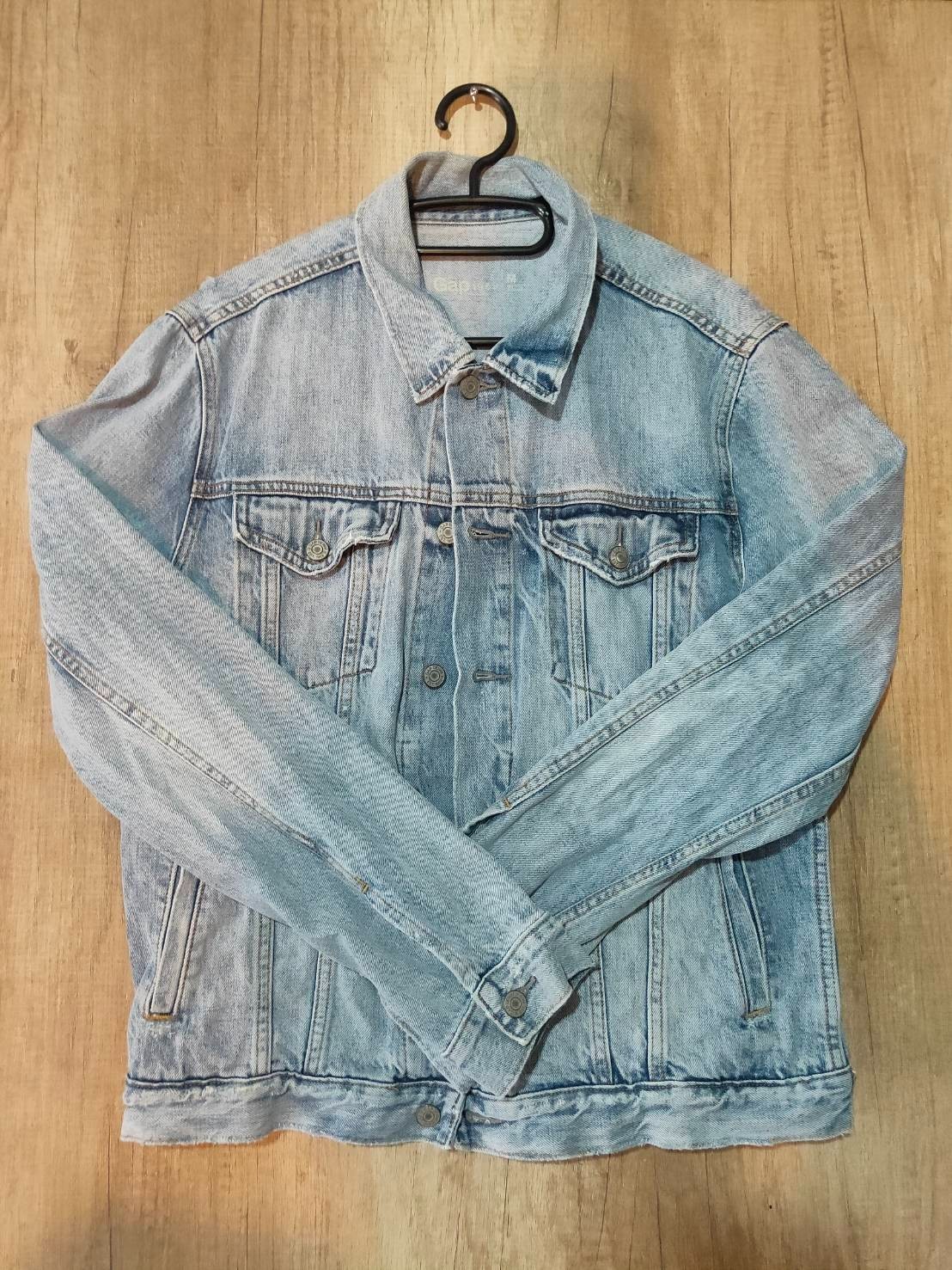 Gap 1969 light-wash denim jacket featuring a classic button-front
