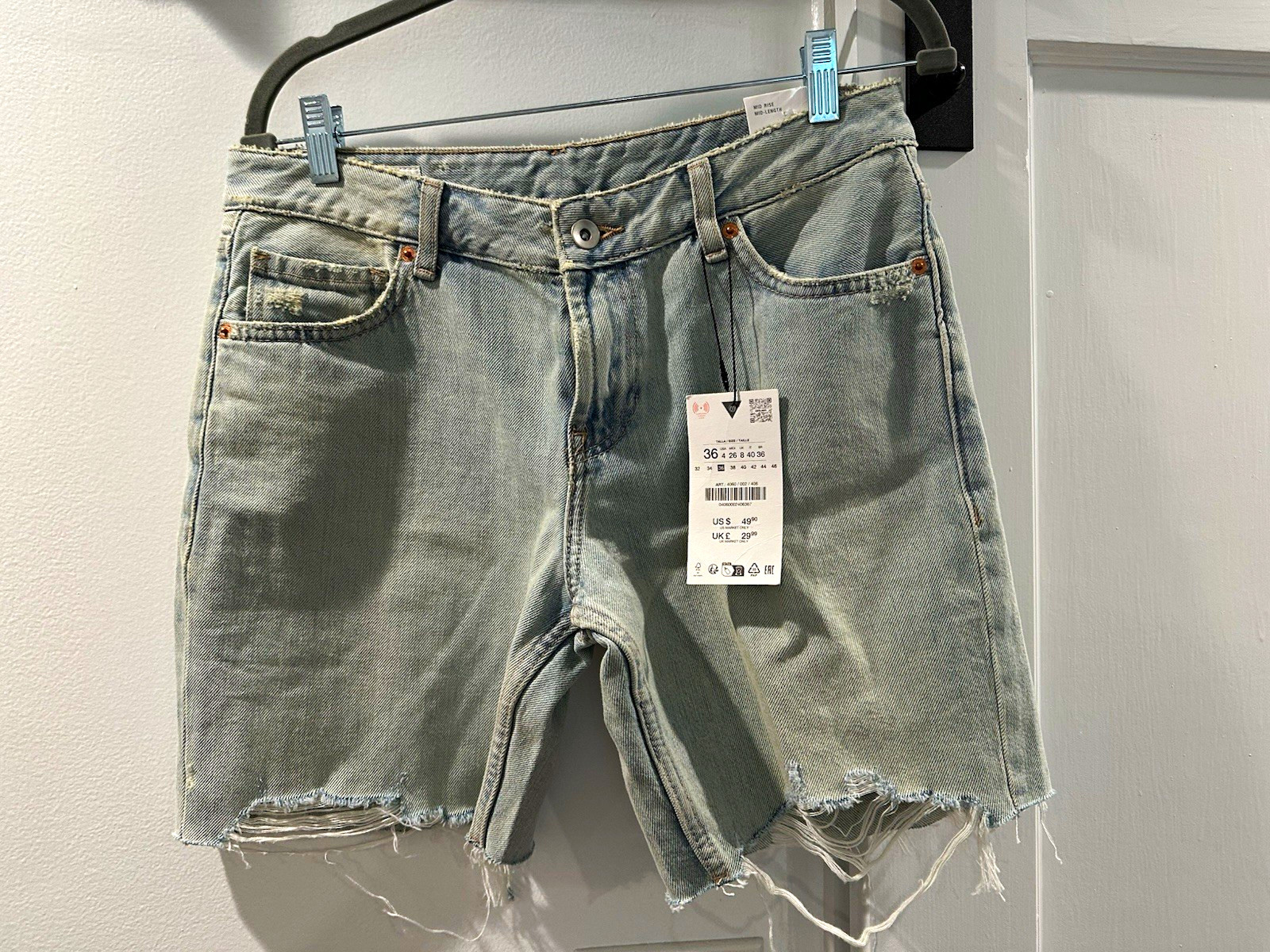 Zara Bermuda Denim Shorts Light Wash Blue Mid Rise Size 4 Fringe Pockets Zara Bermuda Denim Shorts Light Wash Blue Mid Rise Size 4 Fringe Pockets