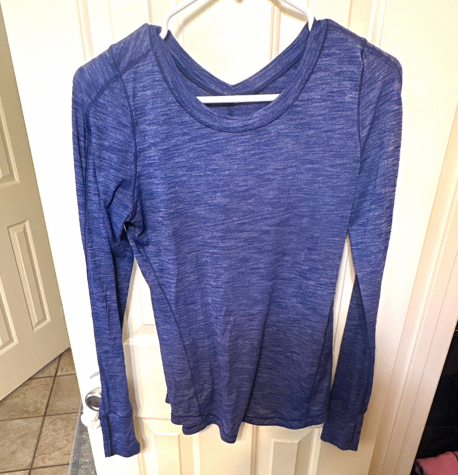 lululemon athletica Womens M Blue Heathered V-Neck Long Sleeve Thumbholes